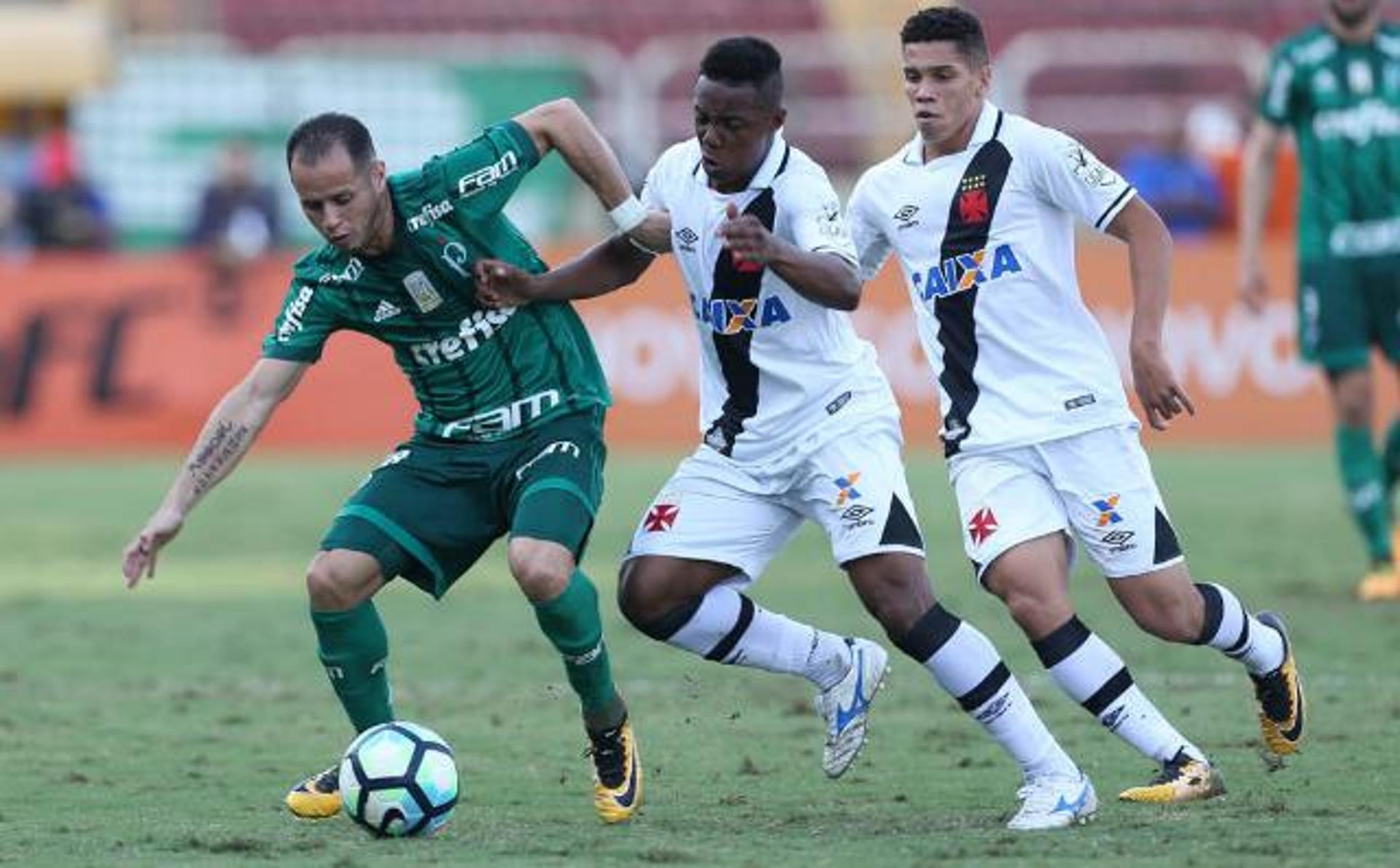 Paulinho é um dos únicos que deve seguir como titular. Confira a seguir a galeria especial LANCE! do último jogo do Vasco