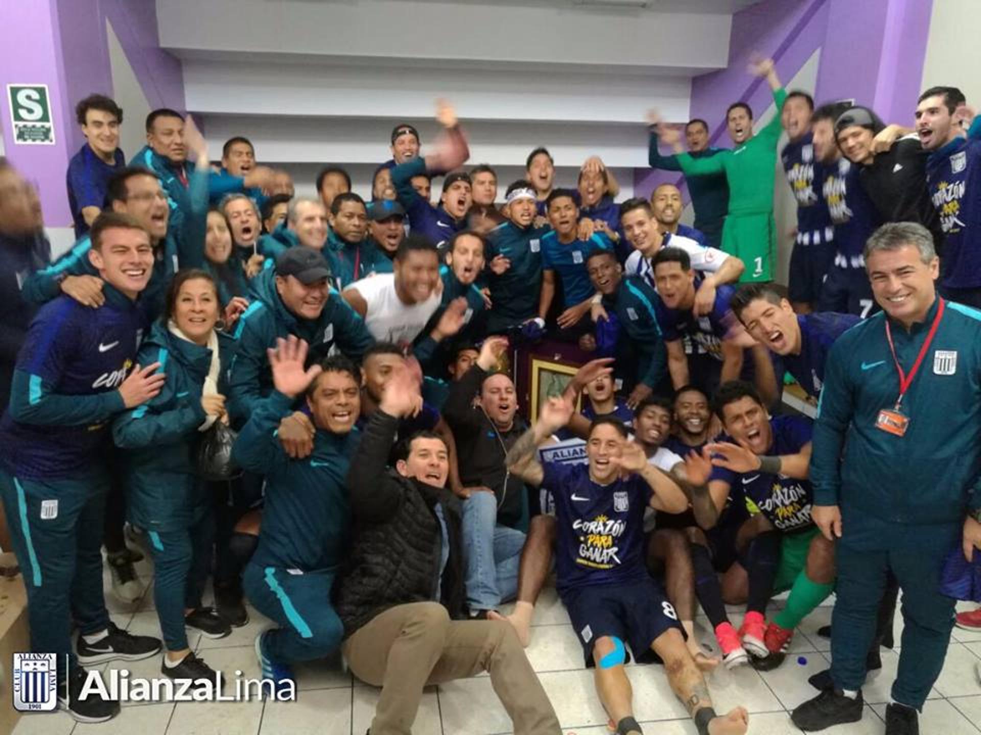 Elenco comemora conquista do Alianza Lima