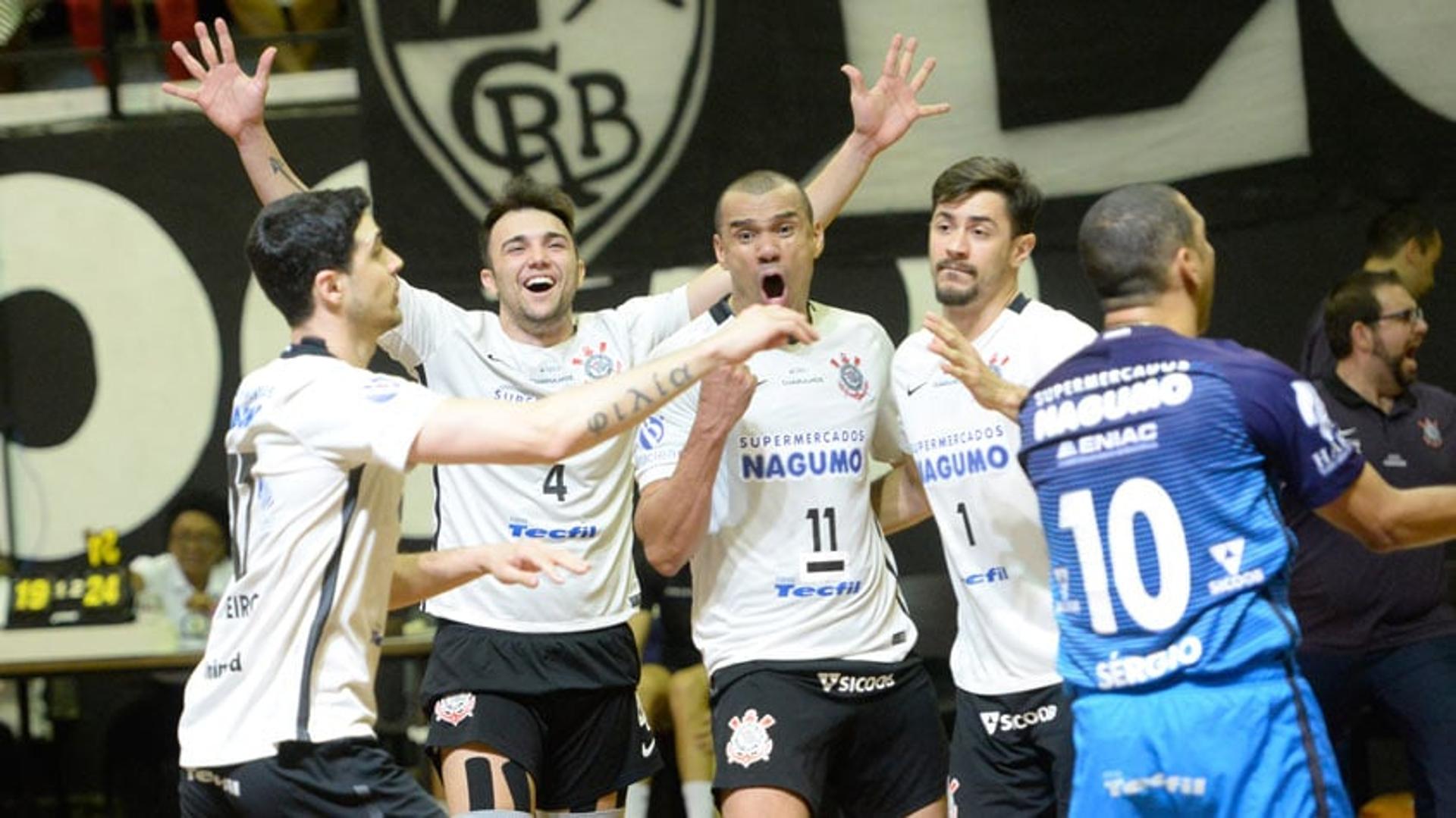 Jogadores comemoram último ponto do jogo diante do Botafogo