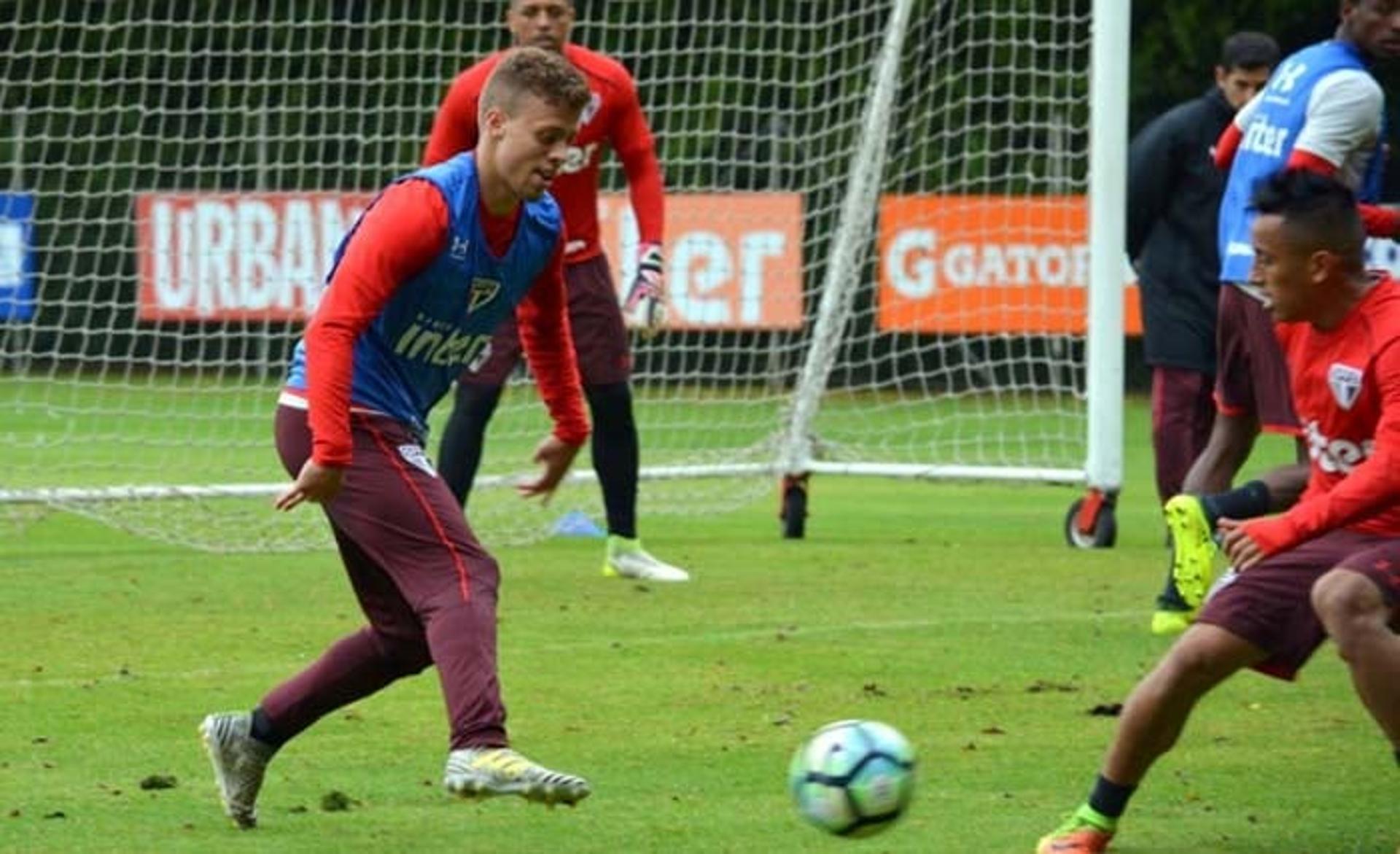 São Paulo treina para enfrentar o Avaí, no domingo