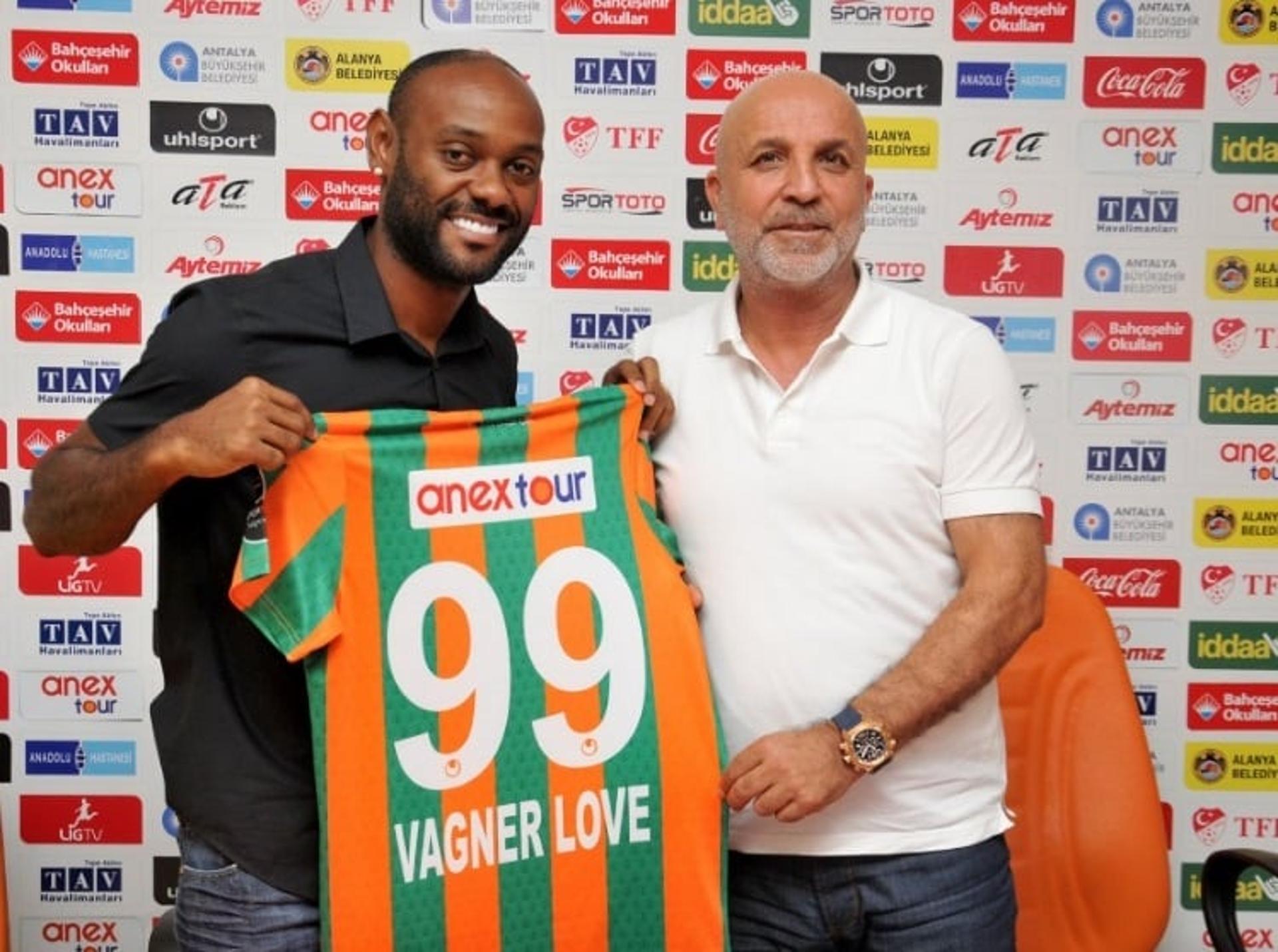 Vagner Love seguirá como goleador do Alanyaspor por mais tempo. Nesta quarta-feira, o clube turco anunciou a extensão de contrato com Love por mais três anos. O acordo anterior vencia ao fim desta temporada.<br>