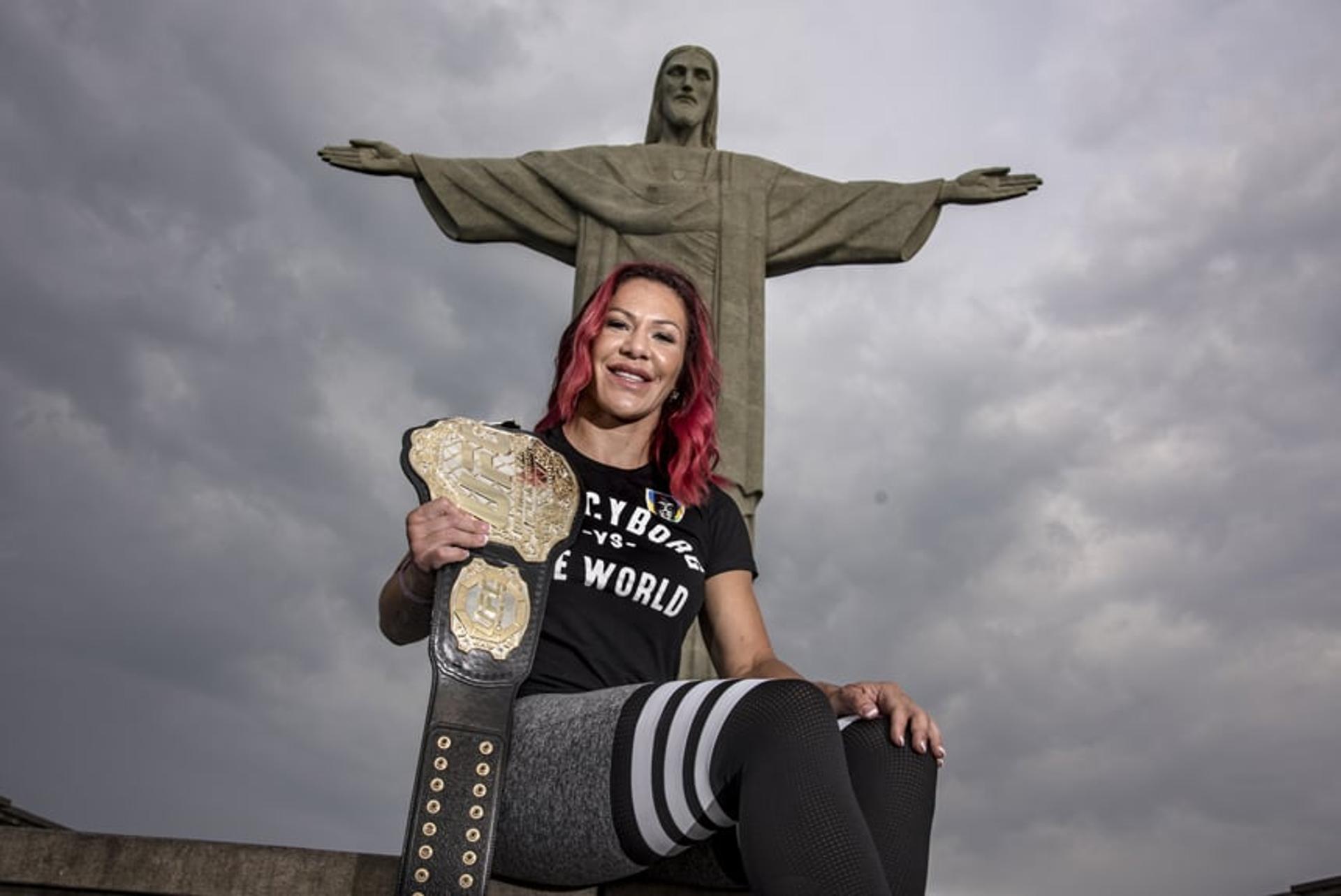 Cris Cyborg posa com cinturão do UFC no Cristo Redentor, Rio de Janeiro