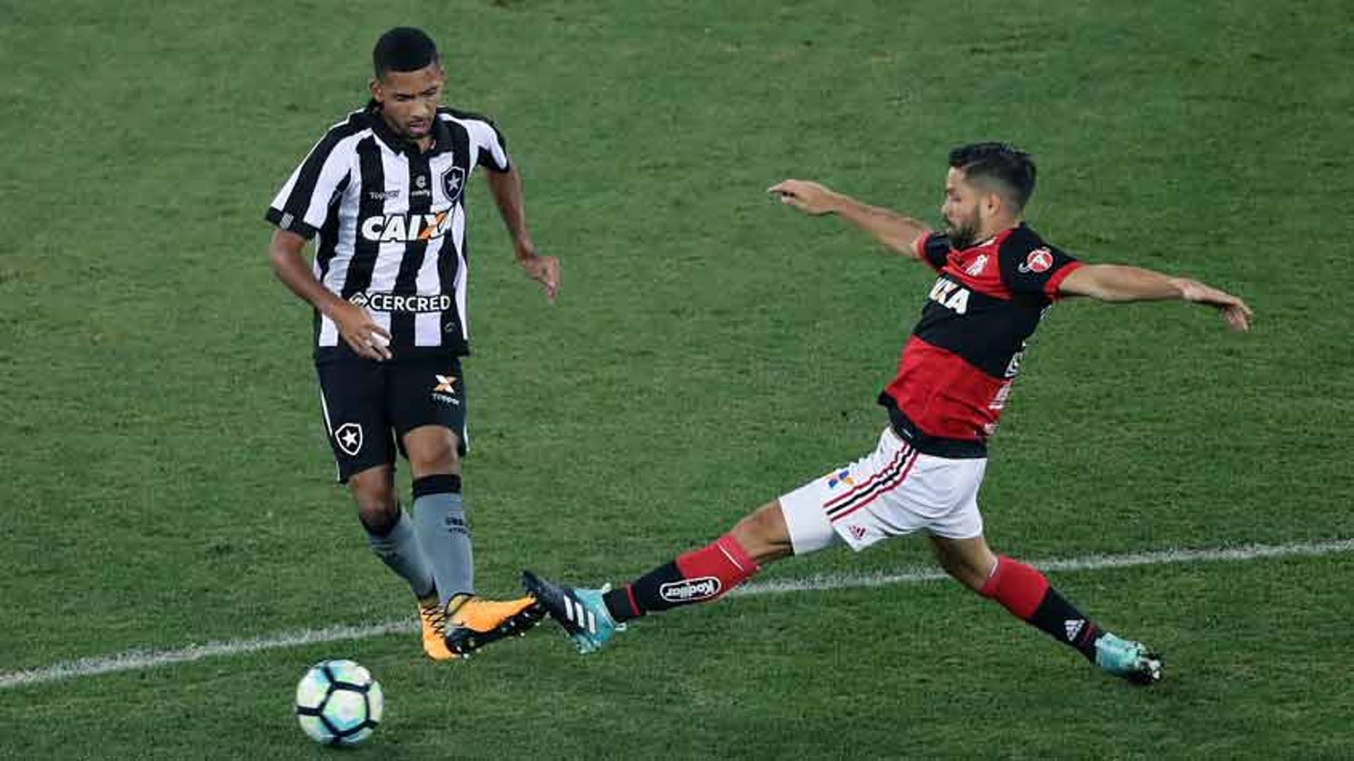 Matheus Fernandes e Diego dividem a jogada&nbsp;