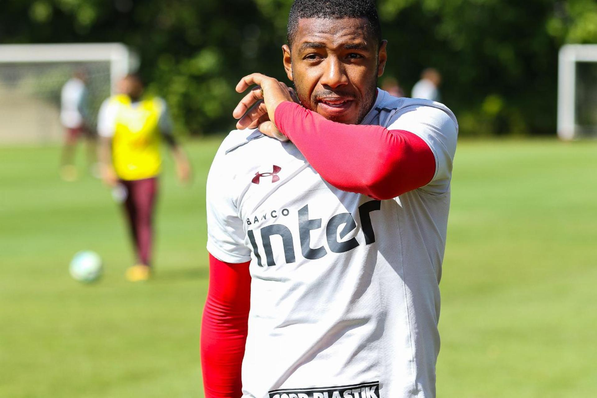 Jucilei em treino do São Paulo no CT da Barra Funda