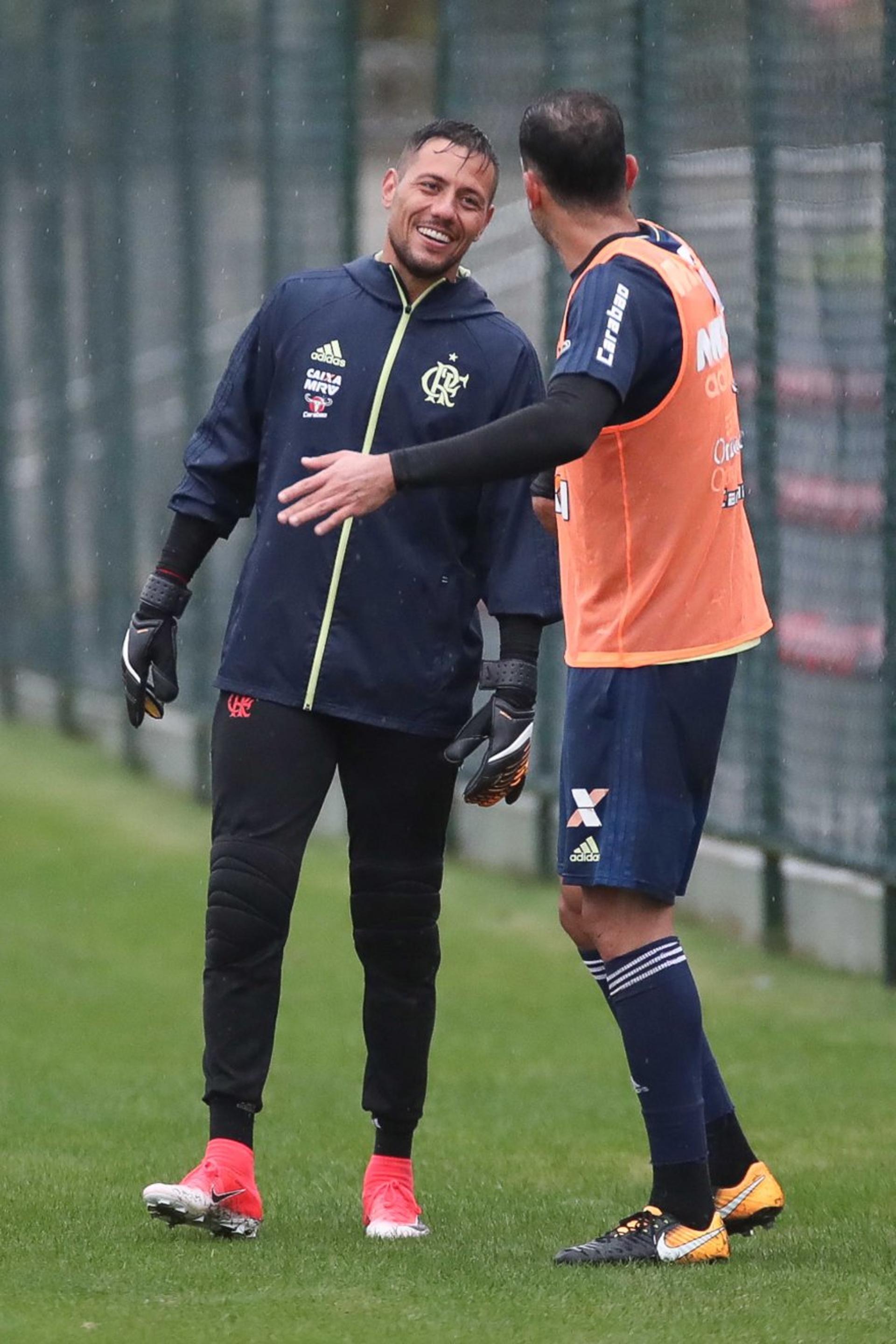 Diego Alves conversa no treino