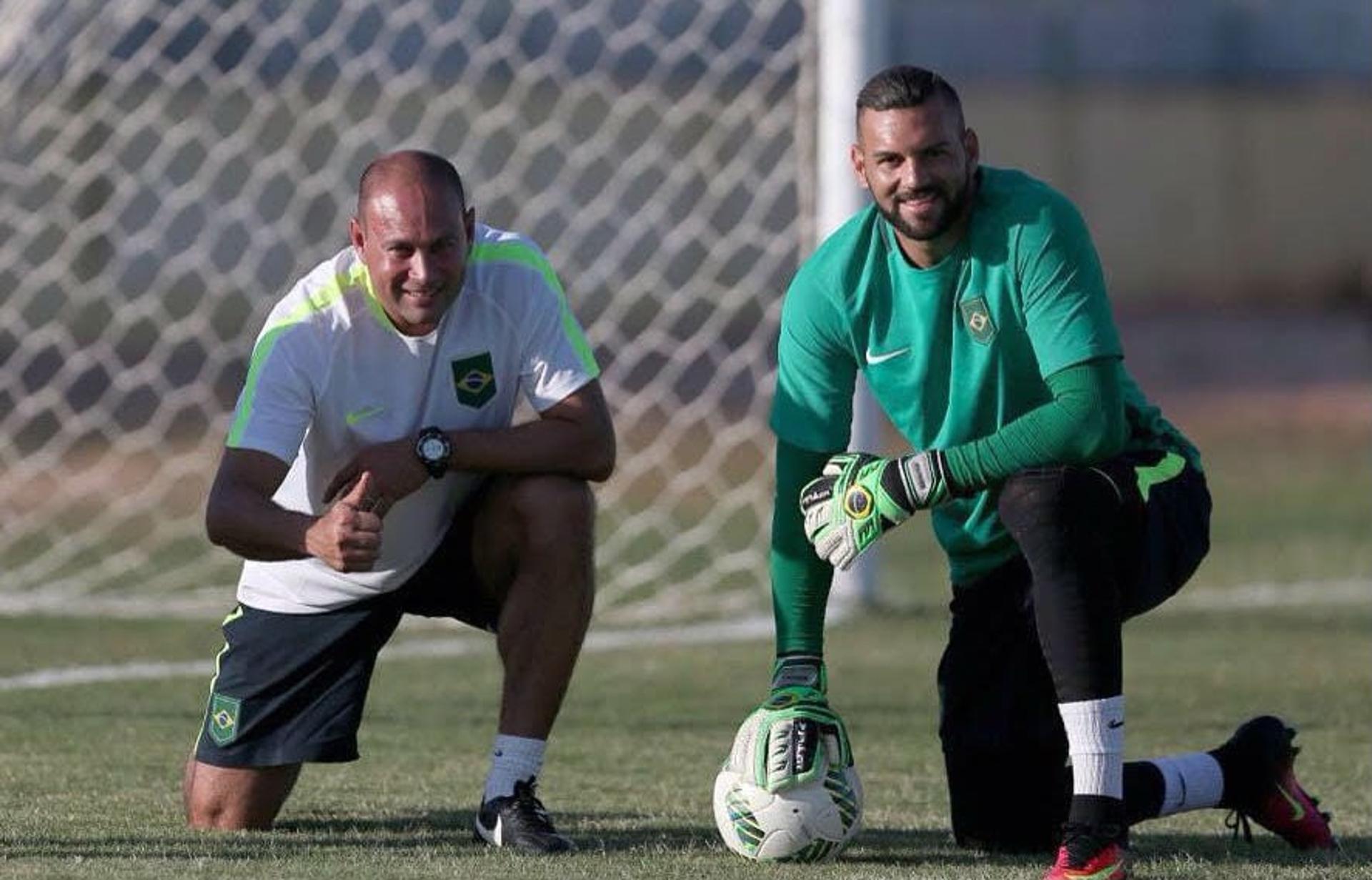 Rogério Maia ao lado de Weverton durante os treinos na Granja Comary (Foto: CBF/Divulgação)