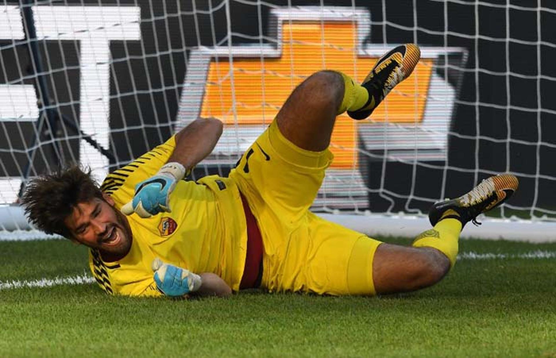 Alisson -&gt; Na estreia do Campeonato Italiano, o goleiro Alisson, titular da Seleção Brasileira, foi seguro como camisa 1 da Roma. Ele saiu sem ser vazado na relevante vitória da Roma diante da Atalanta, fora de casa, por 1 a 0