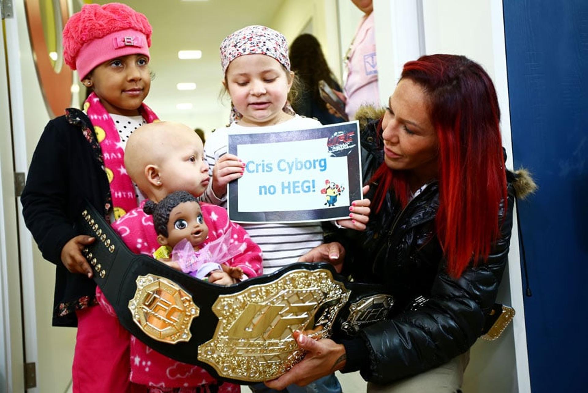 Cris Cyborg é homenageada por crianças e deixa seu cinturão de presente para hospital Erasto Gaertner, em Curitiba