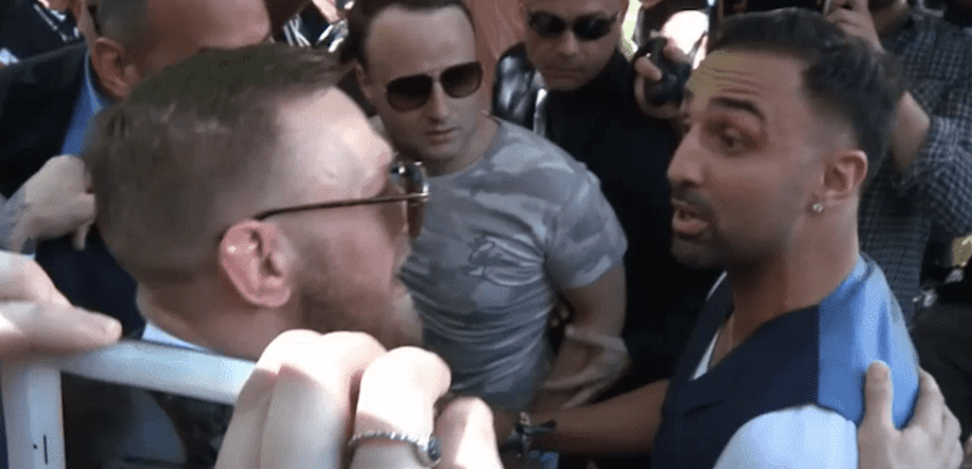 Conor McGregor discute com Paulie Malignaggi em Las Vegas (EUA)