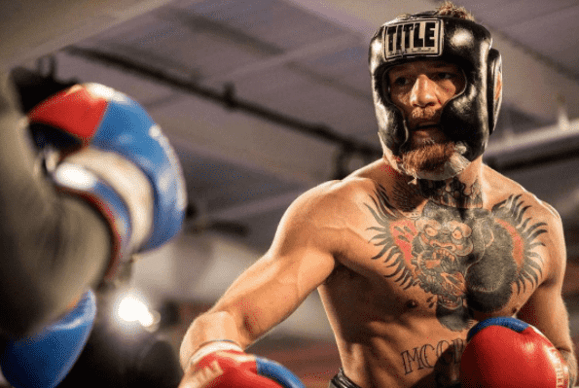 Conor McGregor treina boxe antes de superluta com Floyd Mayweather