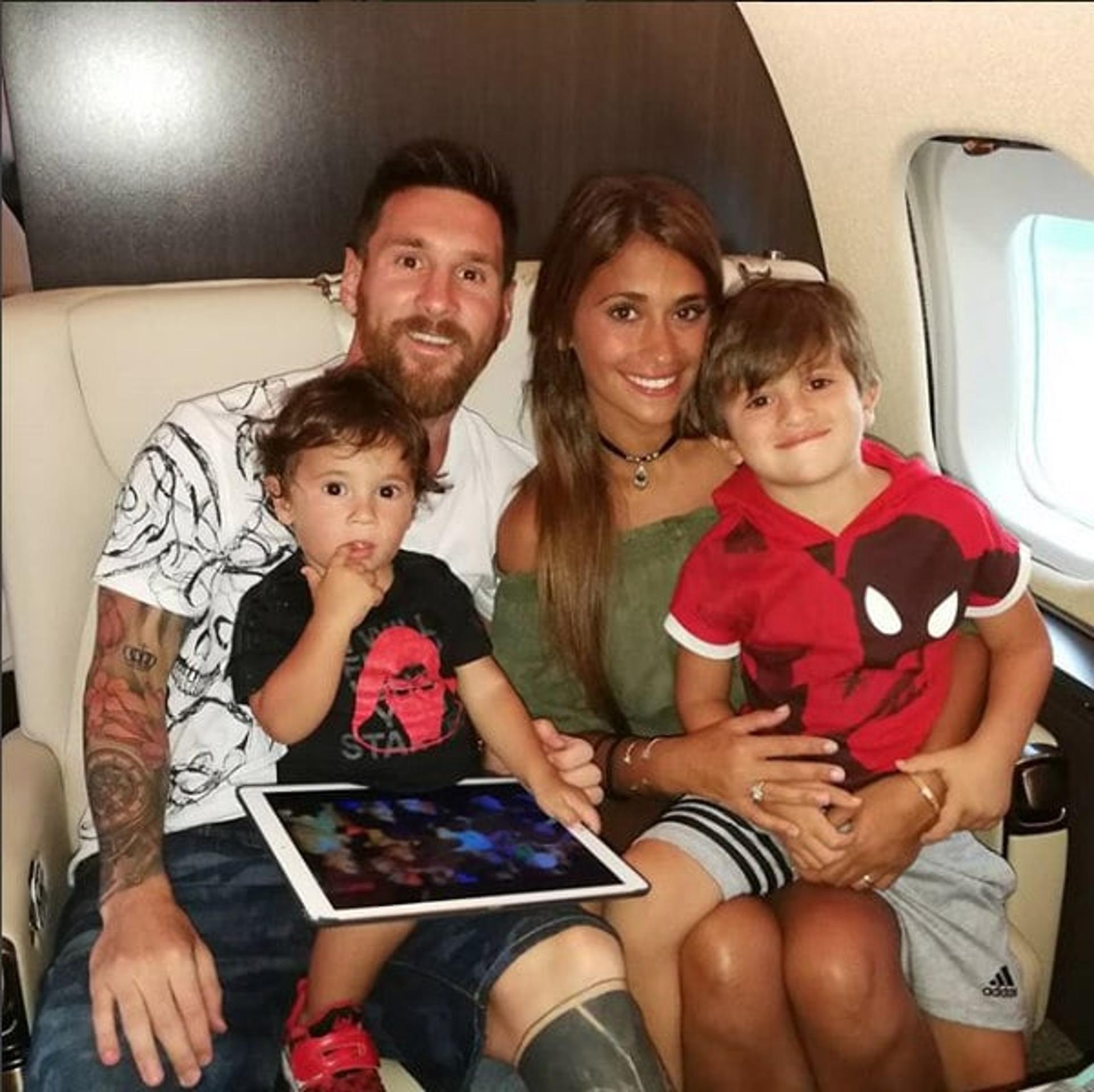 Messi e Antonella com os filhos