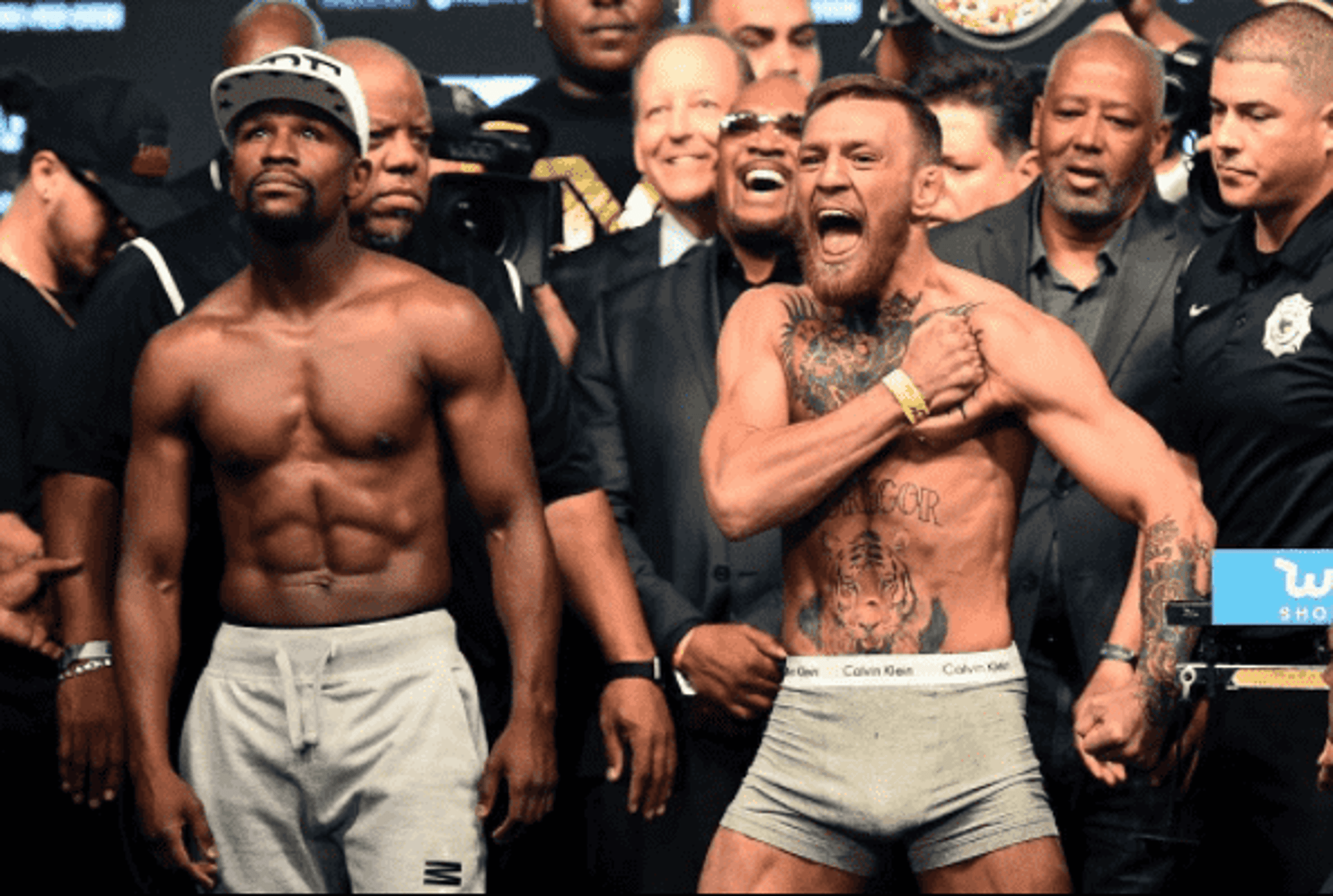 Floyd Mayweather e Conor McGregor se encaram antes de superluta