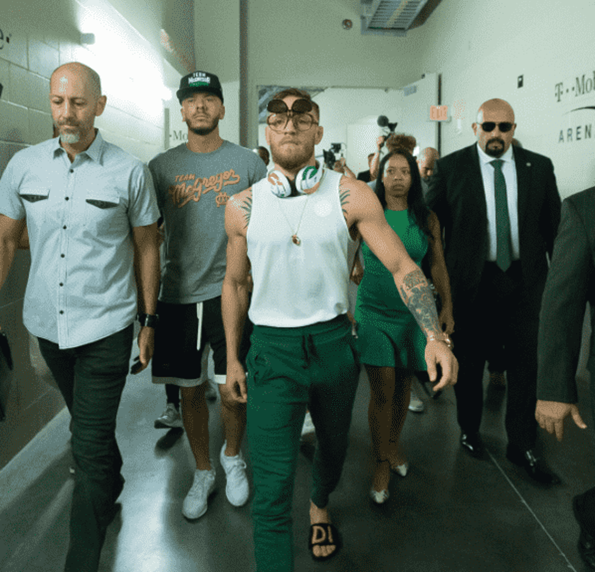 Conor McGregor é campeão dos leves do UFC