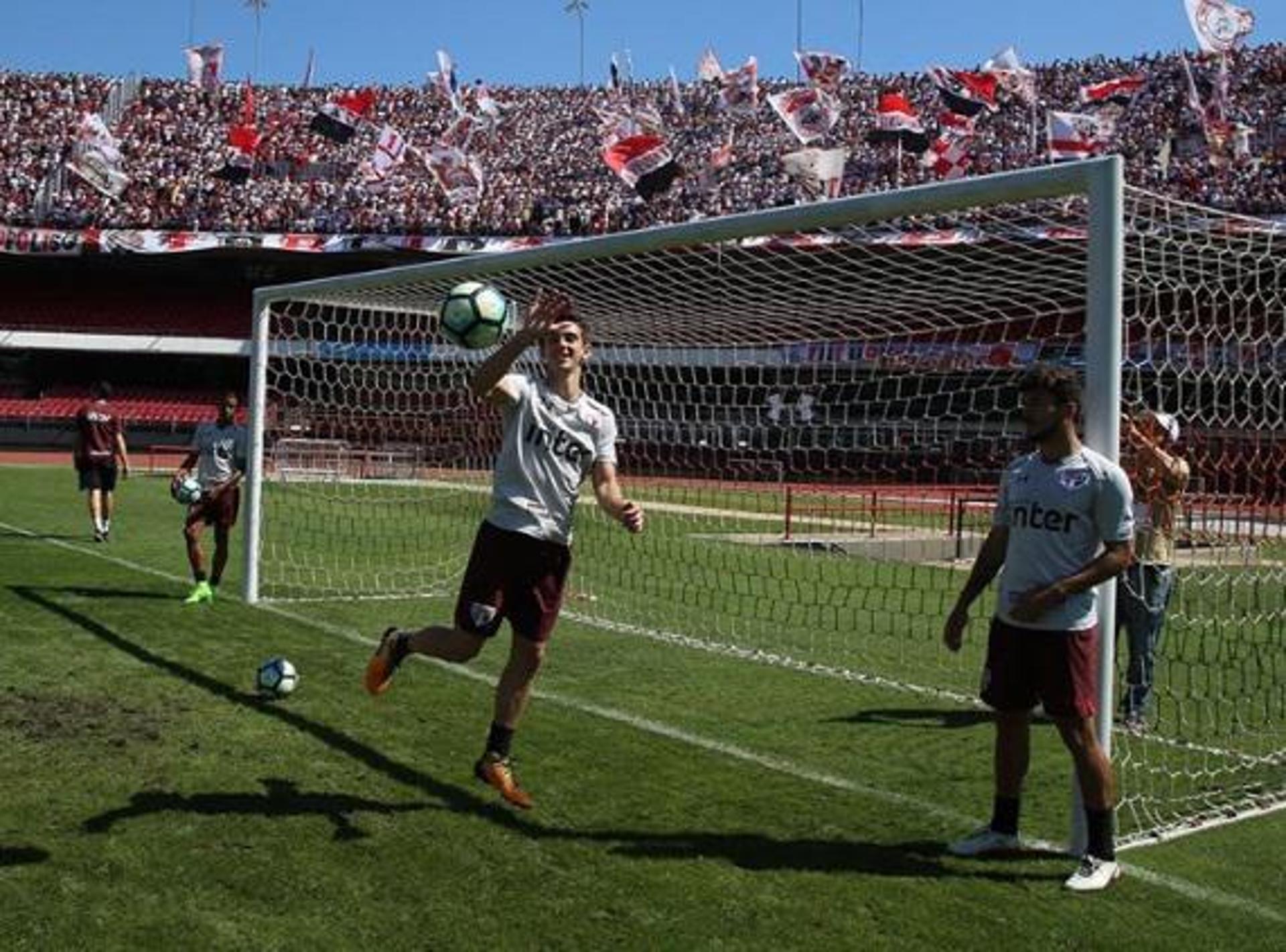 Festa da torcida do São Paulo em treino no Morumbi