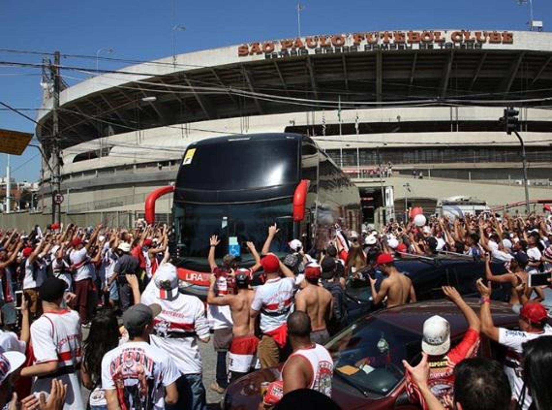 Festa da torcida do São Paulo em treino no Morumbi