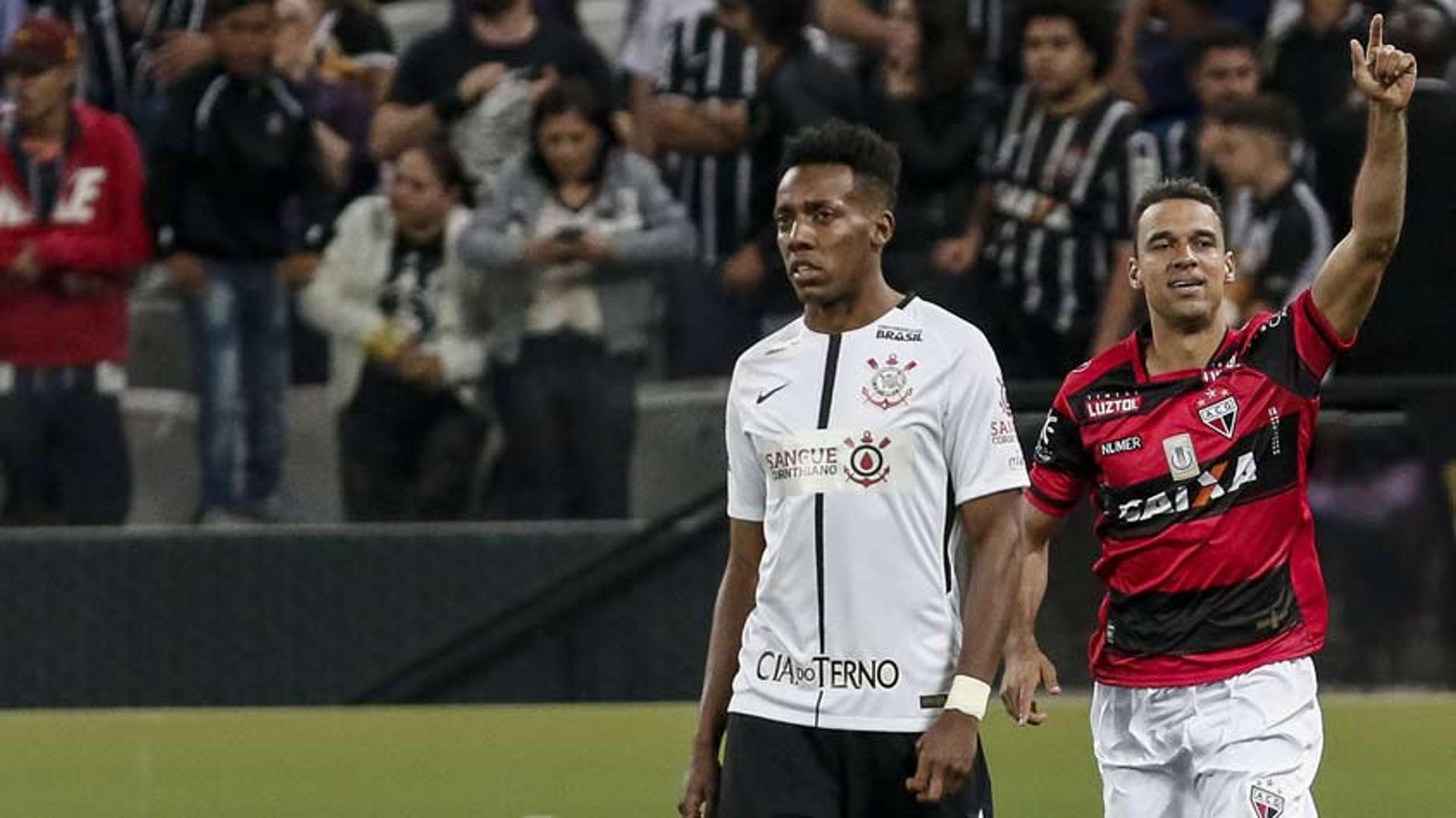 Moisés foi titular contra o Atlético-GO