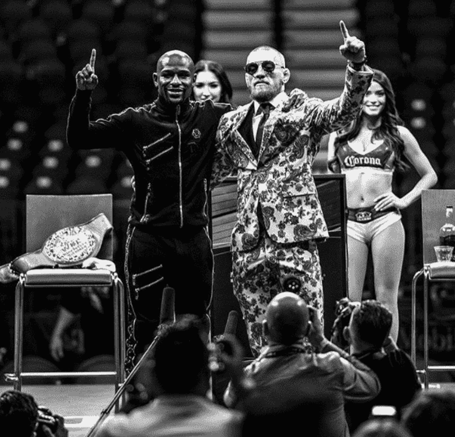 Respeito: Floyd Mayweather e Conor McGregor posam juntos após luta de boxe