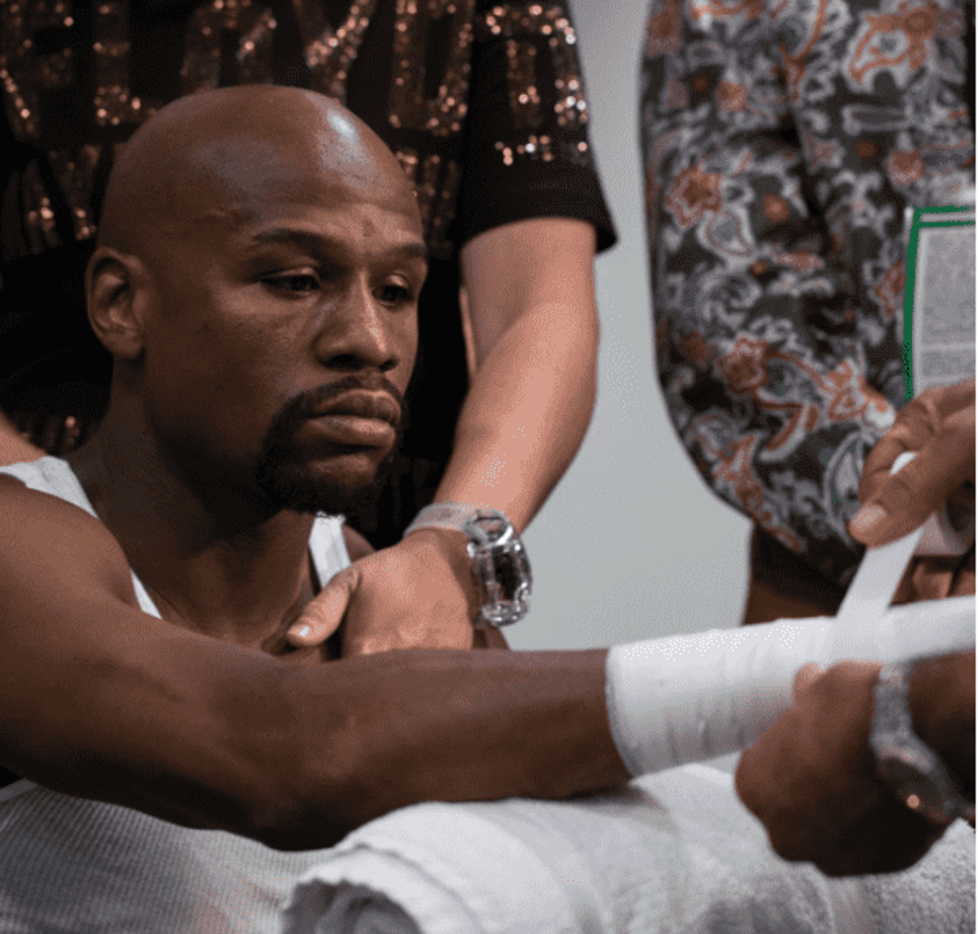 Floyd Mayweather tem bandagem preparada antes de luta com McGregor