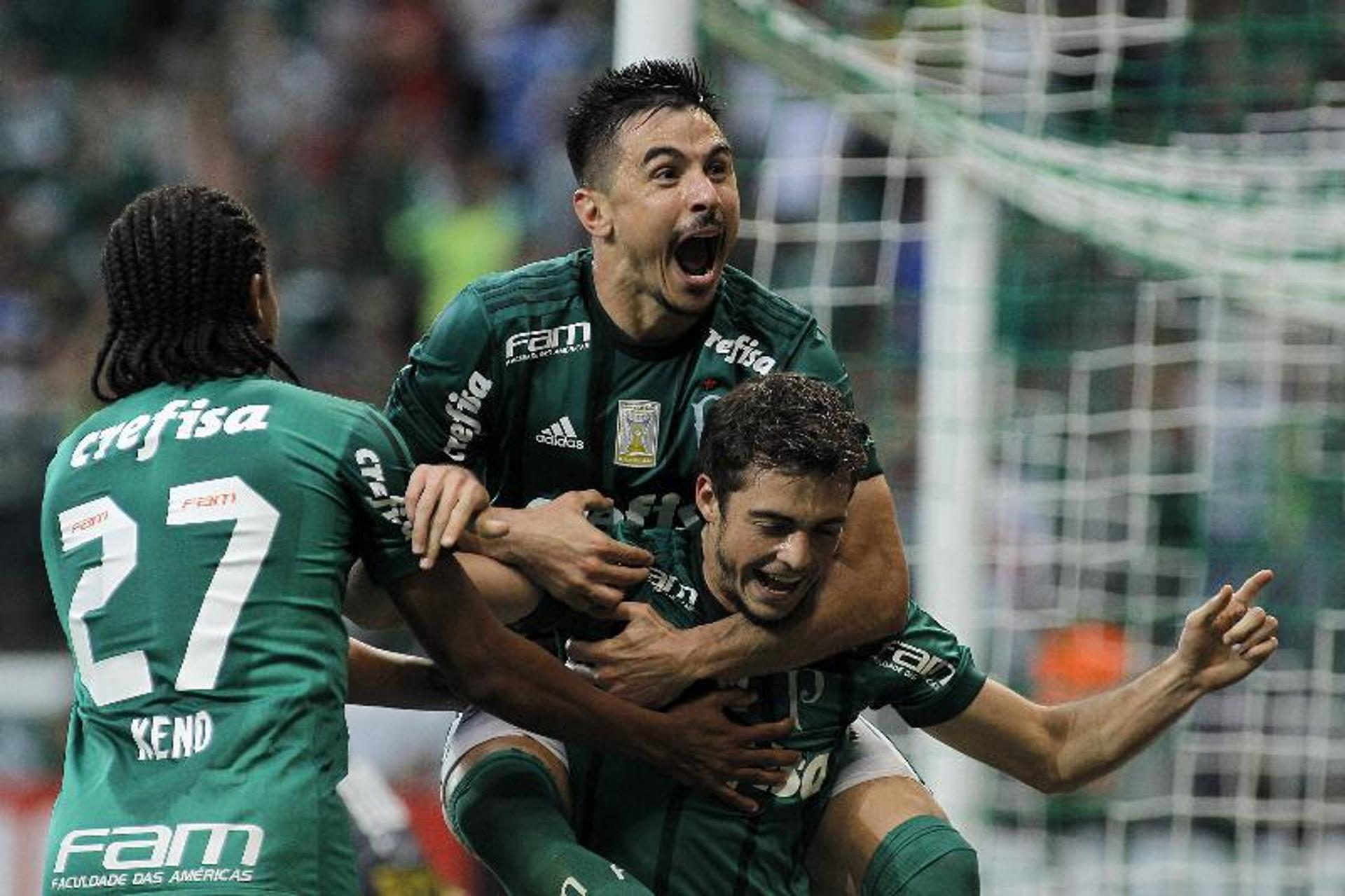 O Palmeiras fecha neste sábado, contra o Santos, a "temporada de clássicos" no Allianz Parque. Após quase três anos da inauguração da nova arena, o Palmeiras encarou os três rivais paulistas 14 vezes, com nove vitórias, três empates e duas derrotas (para o Corinthians): 71,4% de aproveitamento. O São Paulo perdeu todas e o Santos é quem mais jogou na arena (cinco vezes)