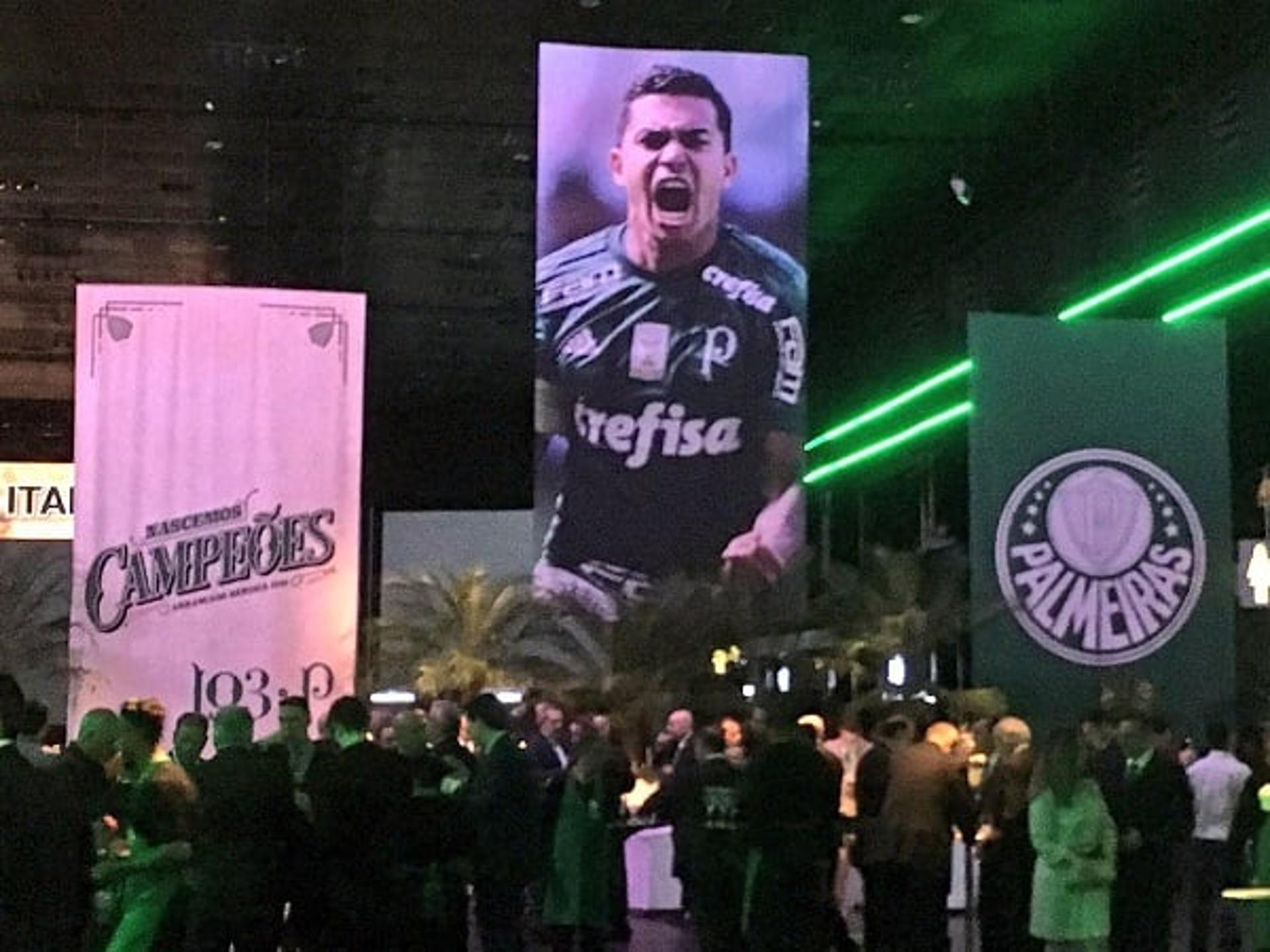 O capitão Dudu estava em destaque na decoração da festa de aniversário do Palmeiras, realizada no Espaço das Américas. Os jogadores do elenco atual não compareceram.