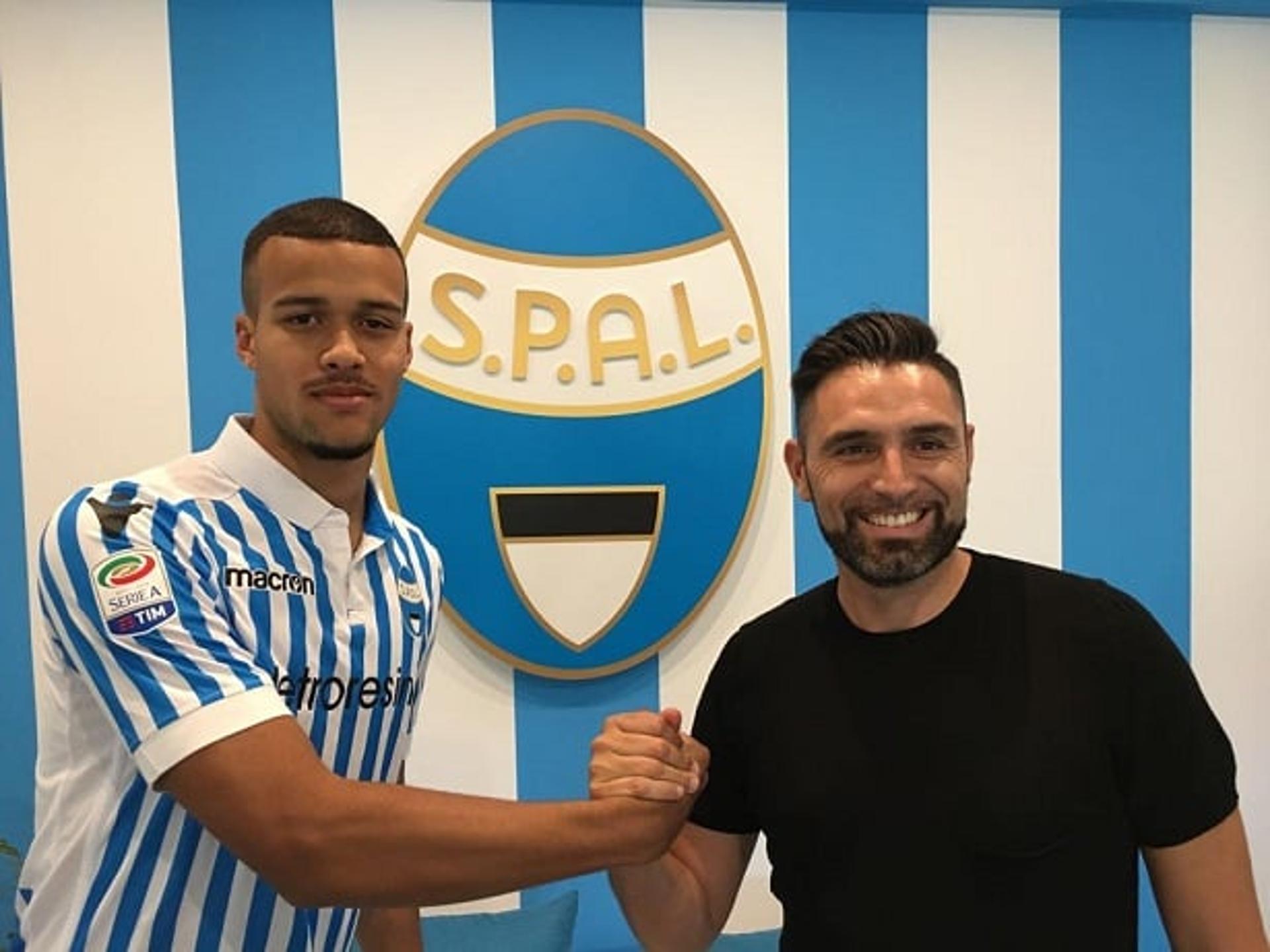 Gabriel Barbosa assinou com a SPAL nesta terça - Divulgação