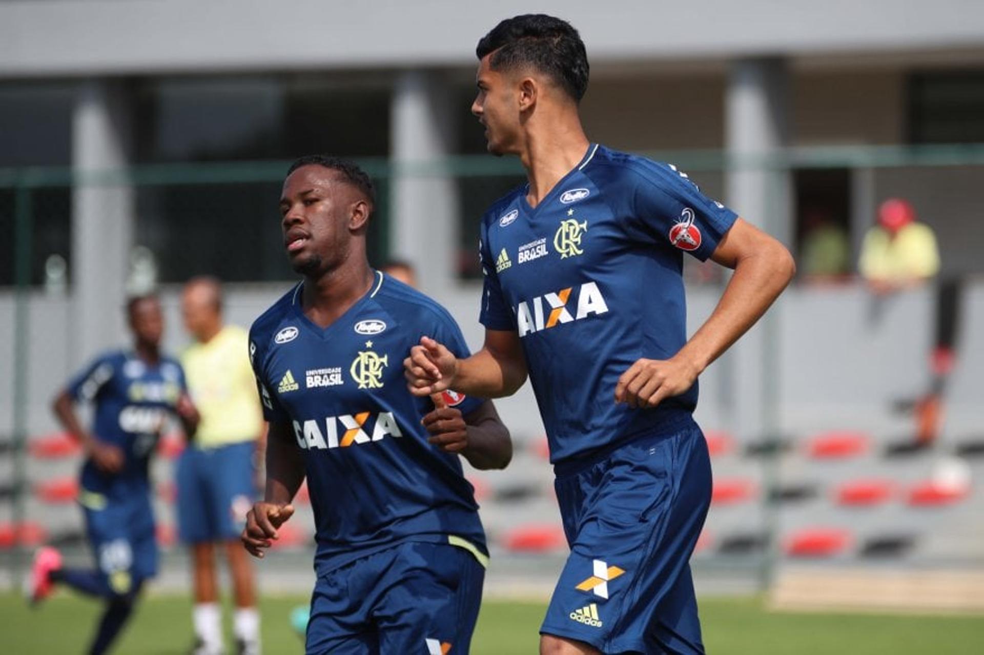 Maldini e Klebinho em treino. Dupla está relacionada