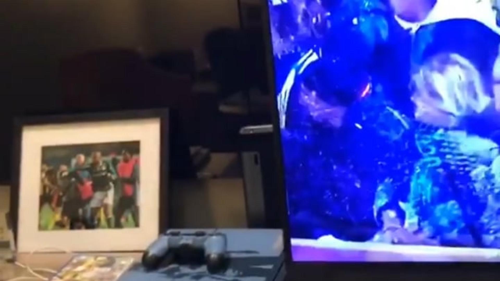 Felipe Melo mostra retrato com soco em uruguaio na sala de casa