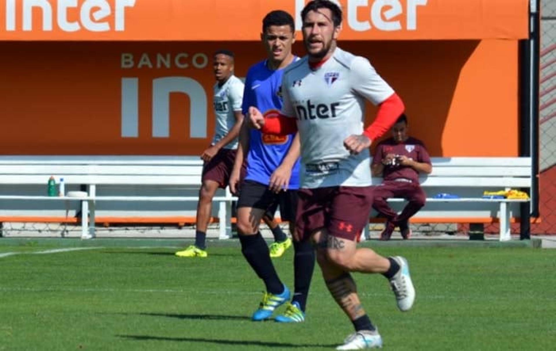 Jonatan Gomez foi primeiro volante no jogo-treino e fez três gols