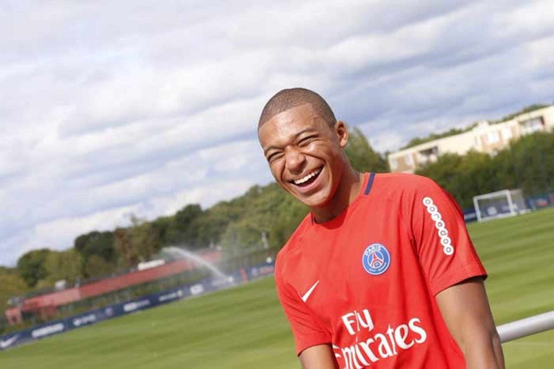 Imagens de Mbappé no CT do PSG