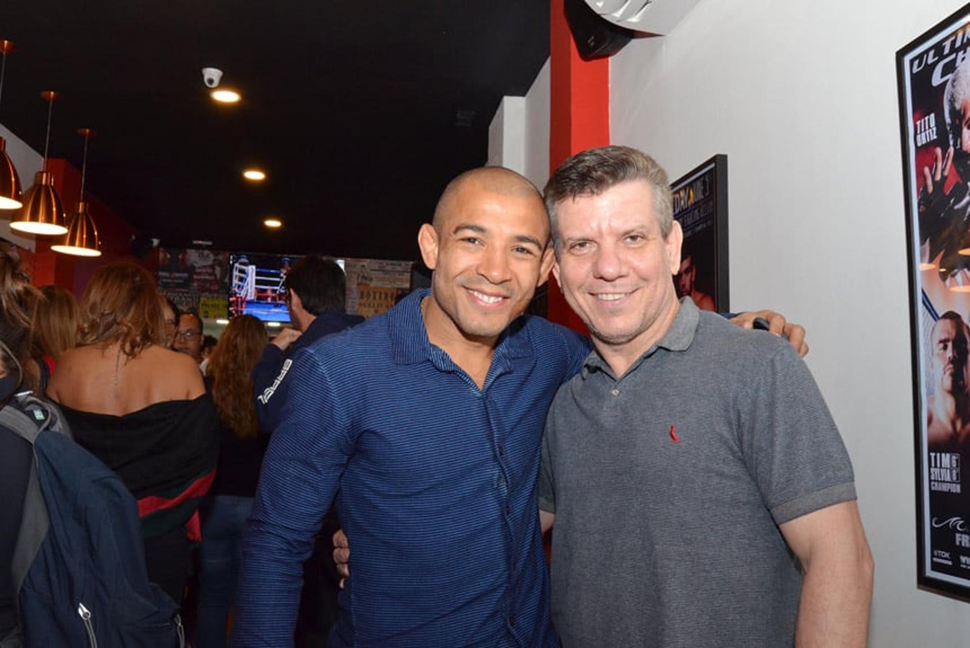 José Aldo posa ao lado do treinador Dedé Pederneiras em inauguração de hamburgueria