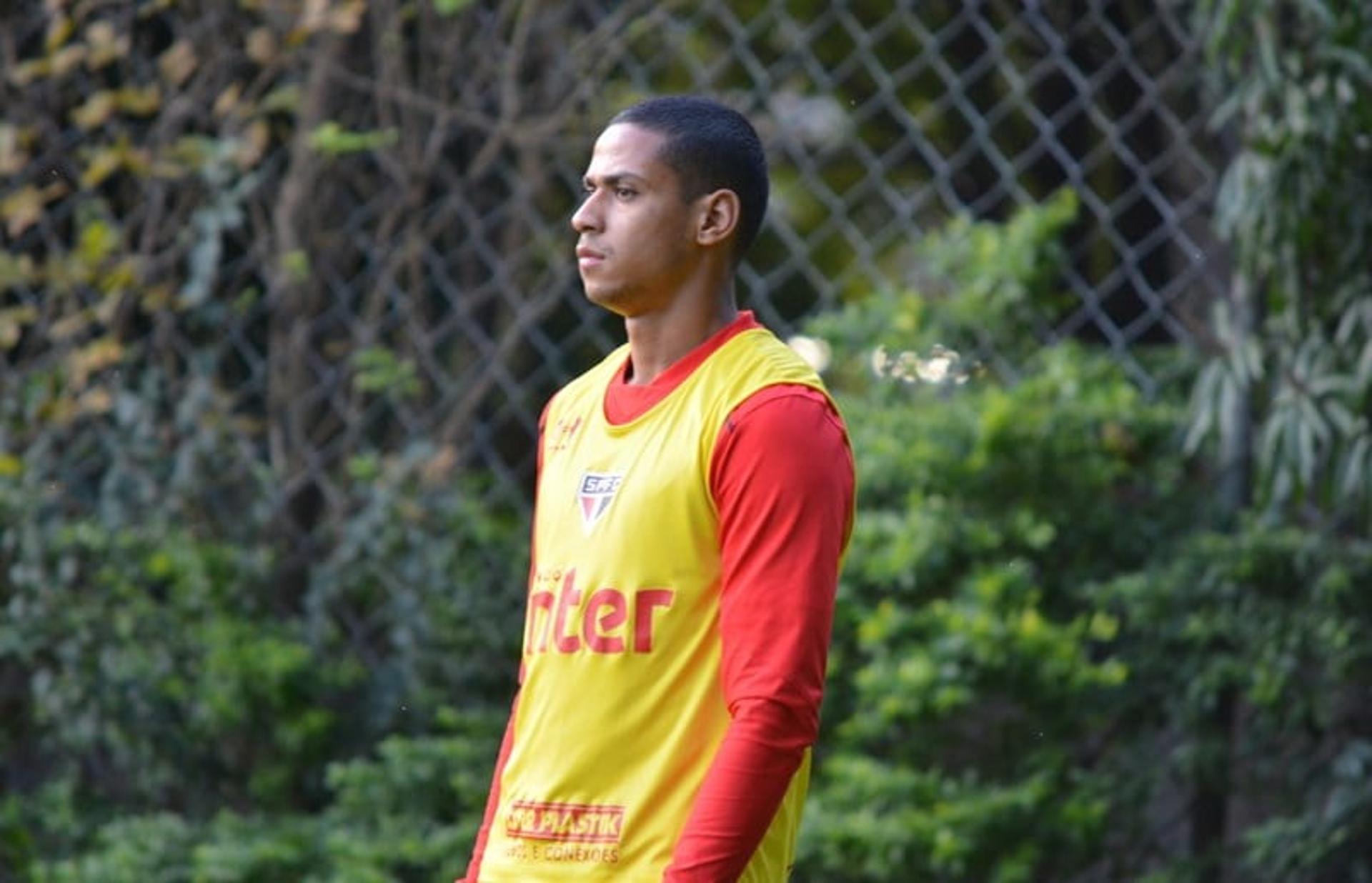 Bruno Alves chegou do Figueirense há duas semanas e já pode ser titular do time