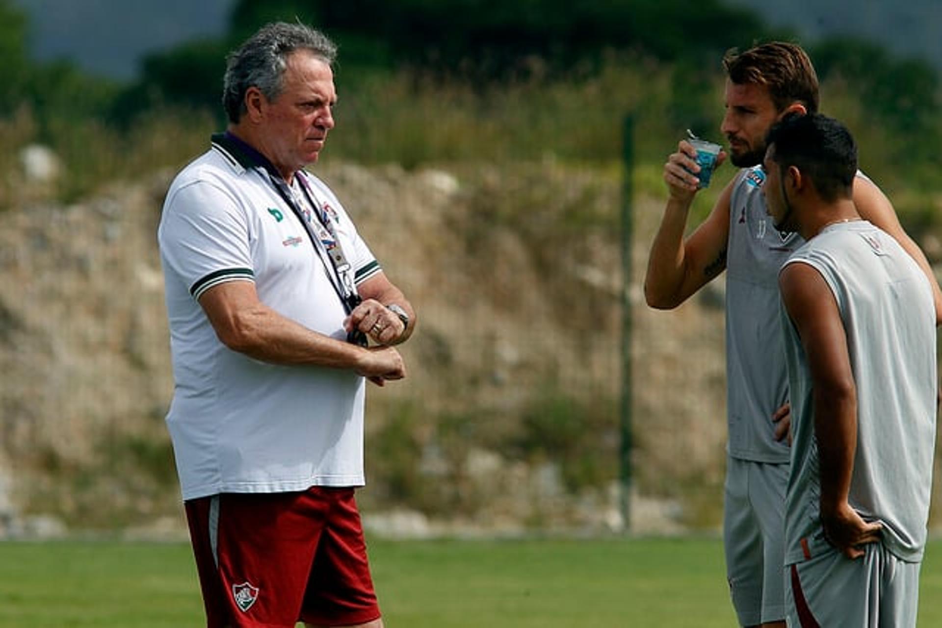 Abel Braga conversa com Sornoza em treino no CT Pedro Antonio; equatoriano está recuperado