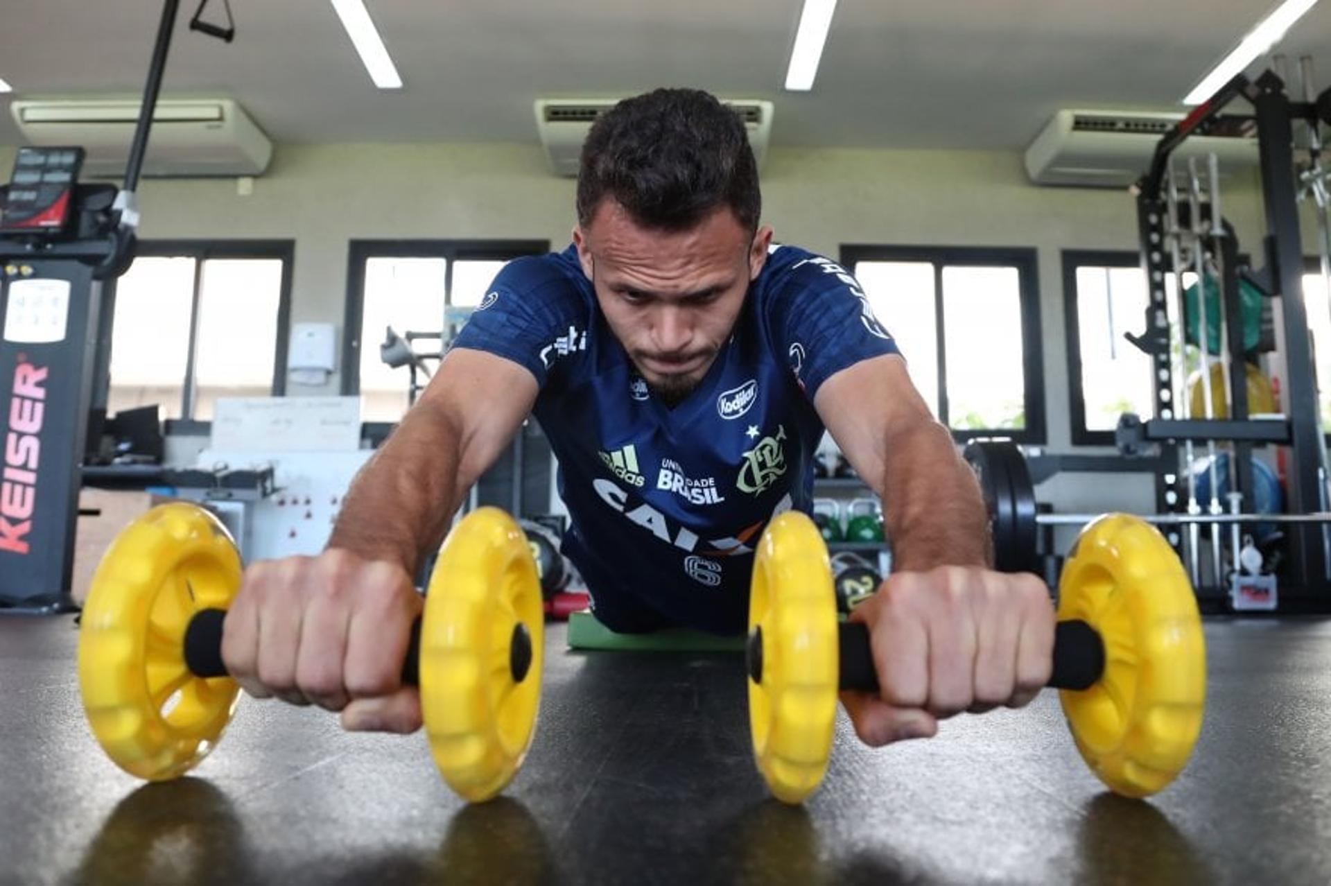 Renê em treino na academia no Ninho