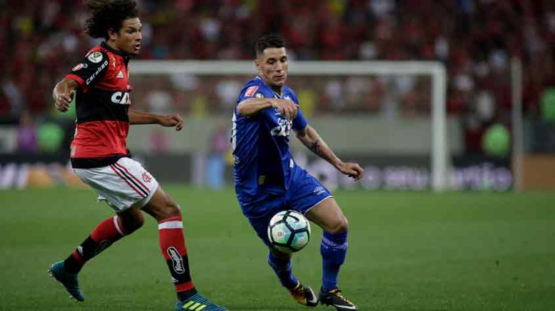 Com empate em 1 a 1 no Rio, Flamengo e Cruzeiro decidem a Copa do Brasil de 2017, nesta quarta, em Belo Horizonte. Quem vencer leva a taça (empate dá pênaltis). Desde a criação da Copa em 1989, 15 campeões ergueram o troféu fora de casa e 12 como mandantes (Fla e Vasco fizeram finais em campo neutro em 2006). Em 2003, a Raposa decidiu em casa contra o Fla e levou. É importante lembrar que, desde 2015, não há mais o critério de gol qualificado nas finais da Copa. Confira!