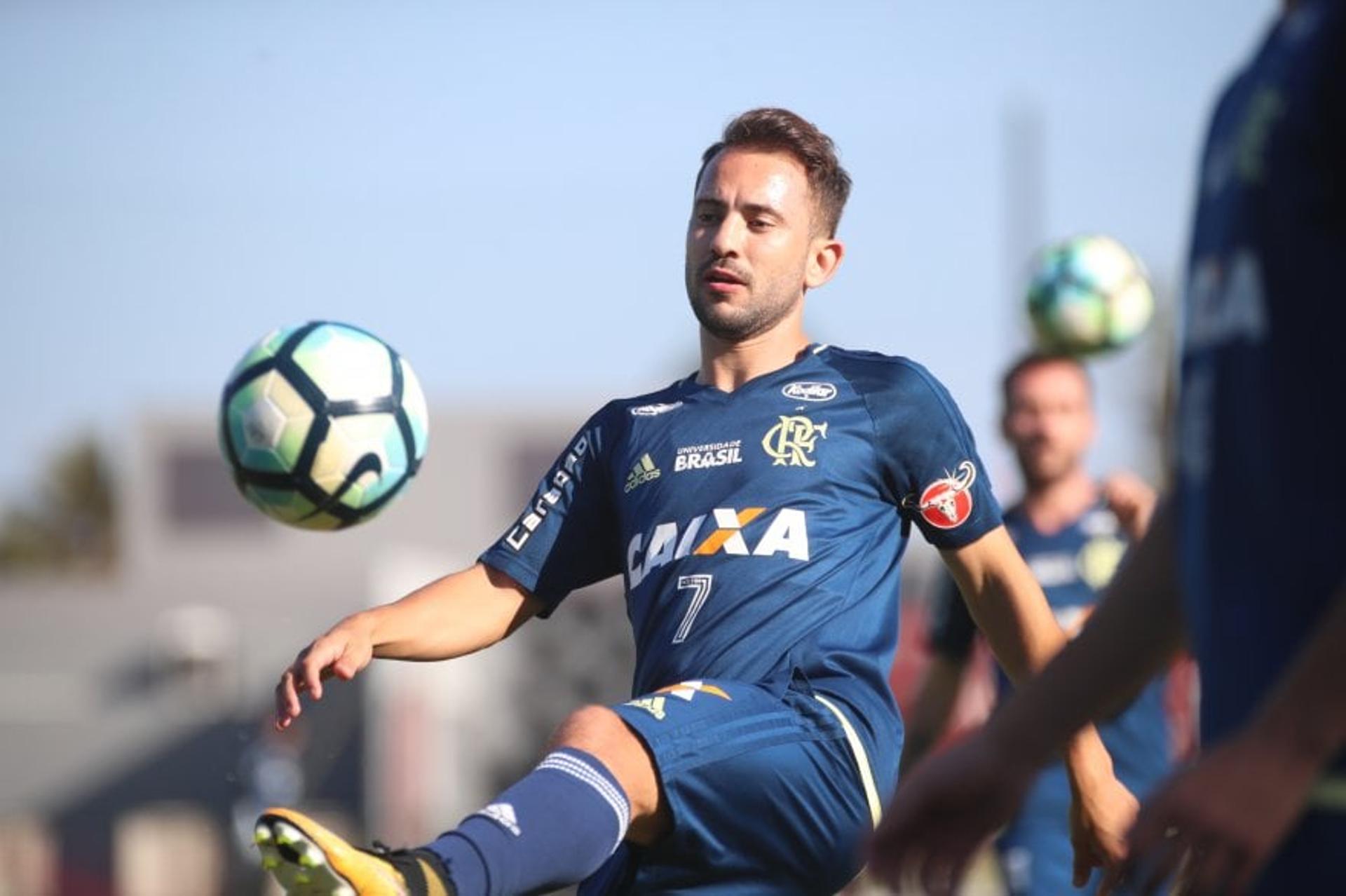 Everton Ribeiro tenta recuperar espaço no Flamengo