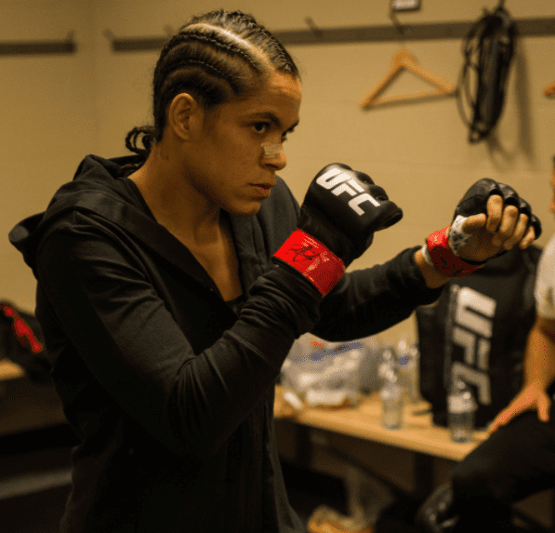 Amanda Nunes manteve cinturão no UFC 215