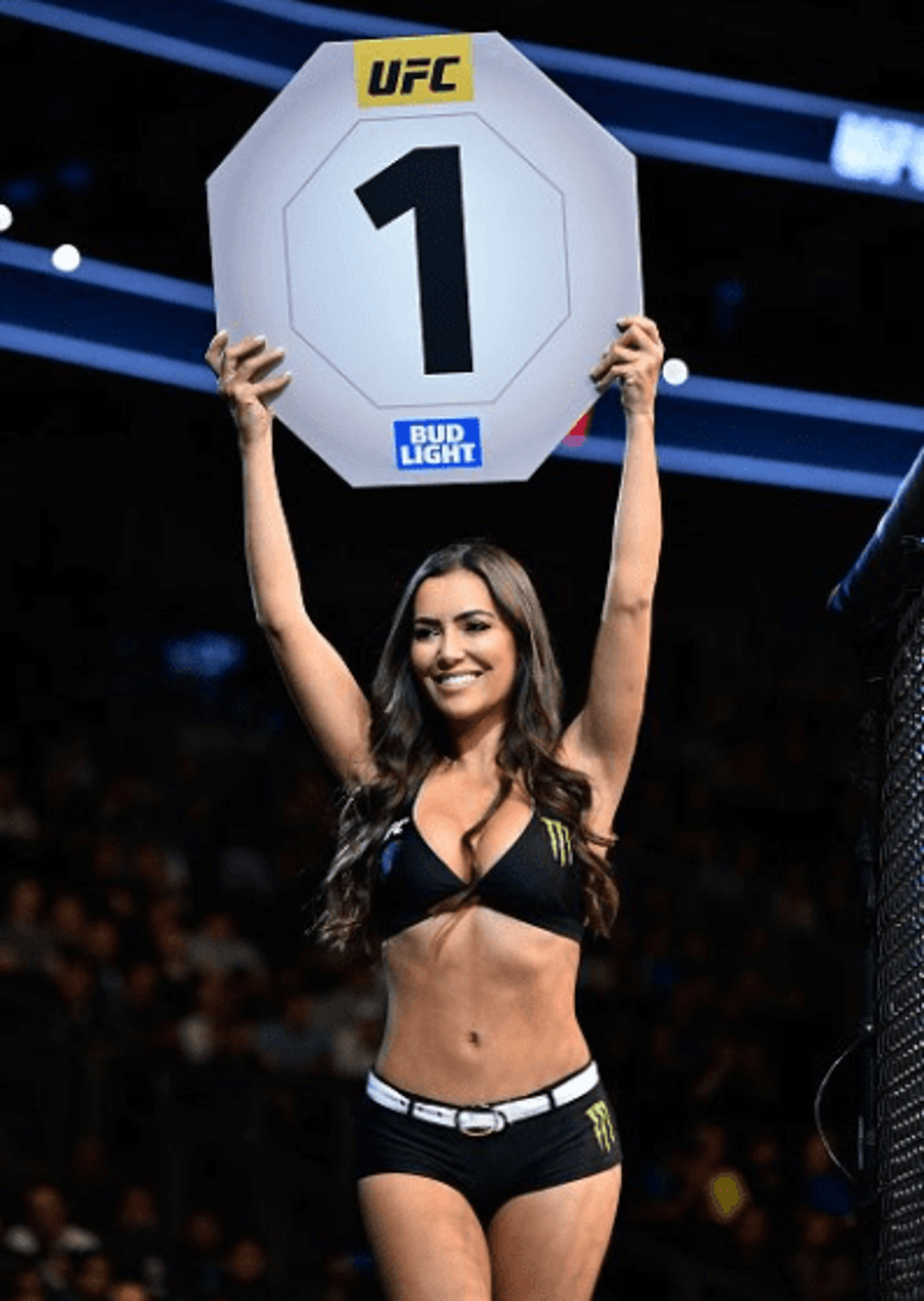 Luciana Andrade brilha como ring girl no UFC 215