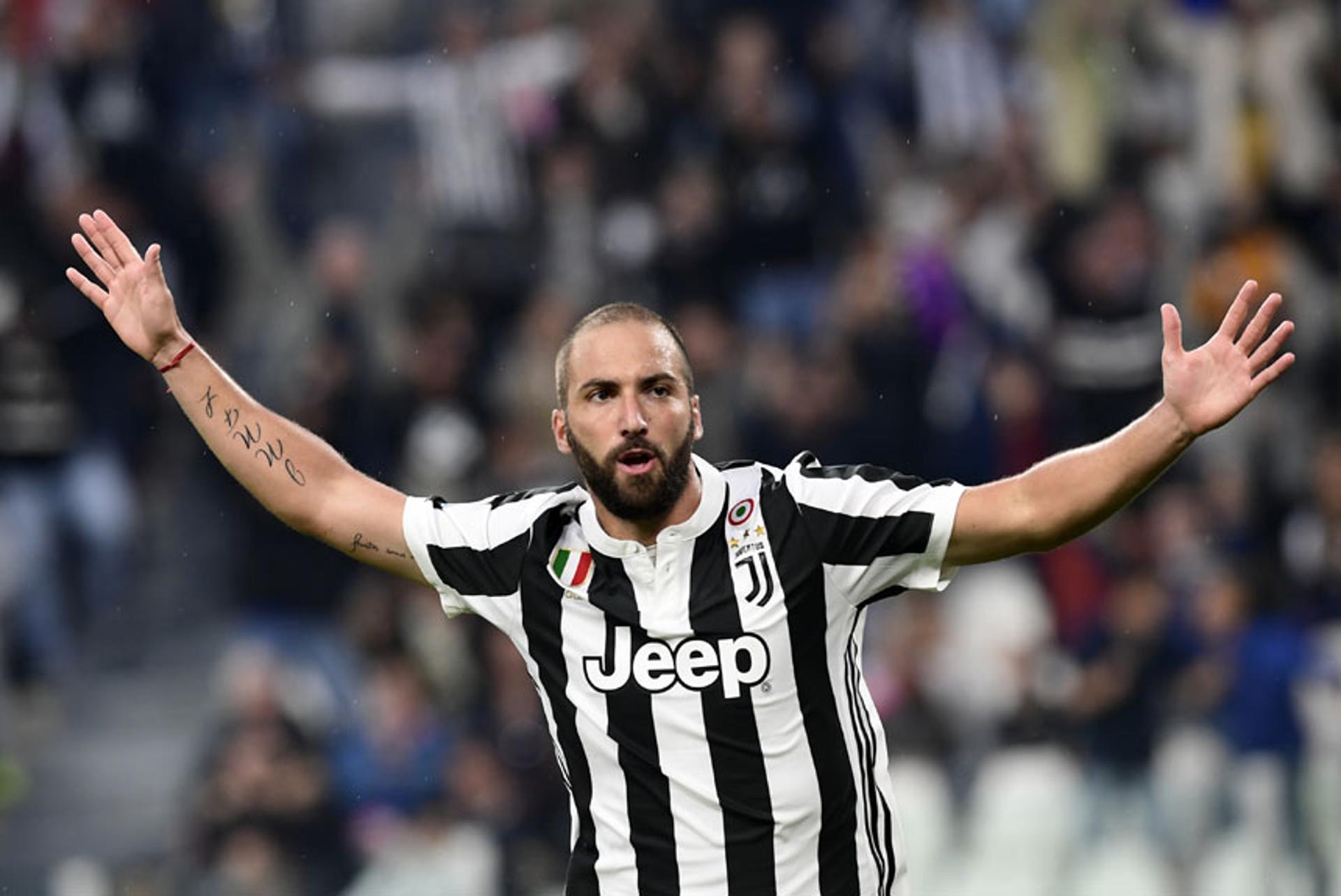 O argentino  Gonzalo Higuain comemora um dos gols da Juventus