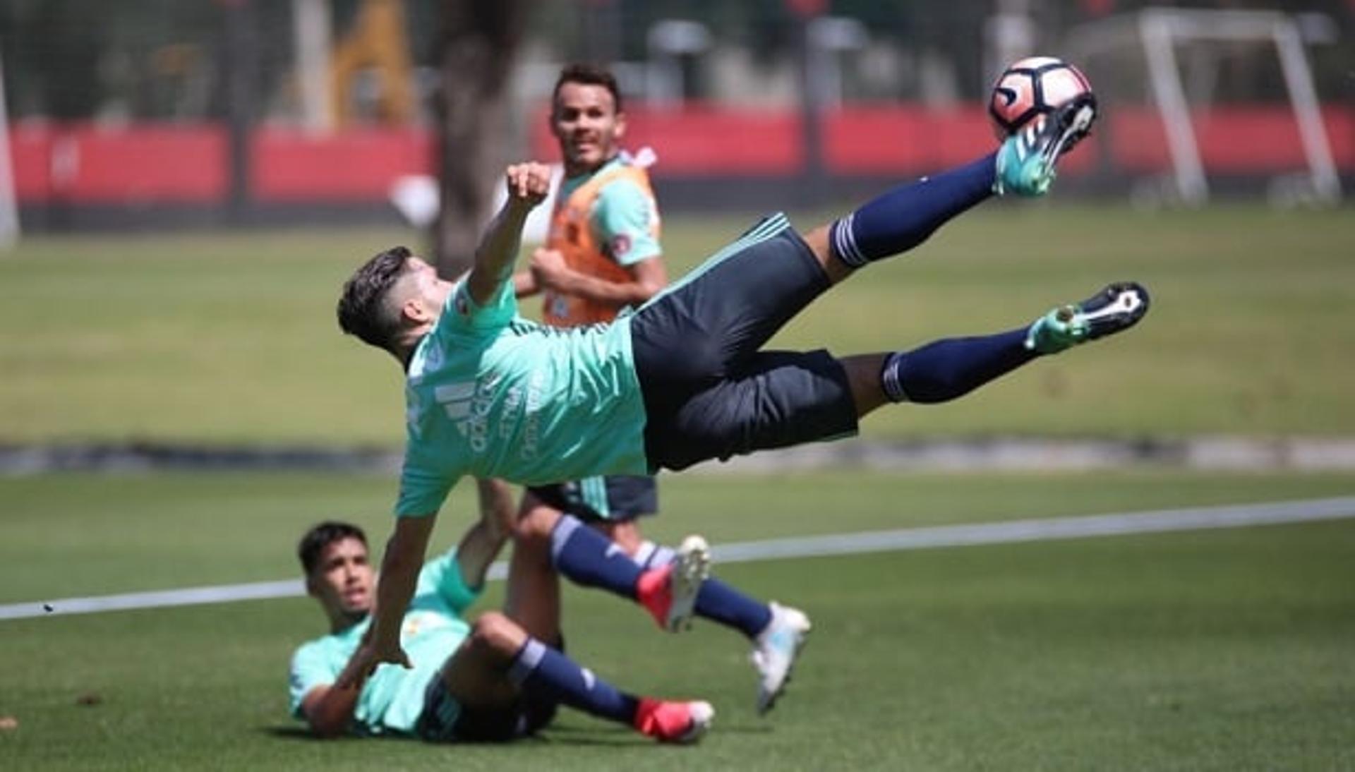 Diego dá voleio em treino do Flamengo. O meia volta ao time contra a Chapecoense