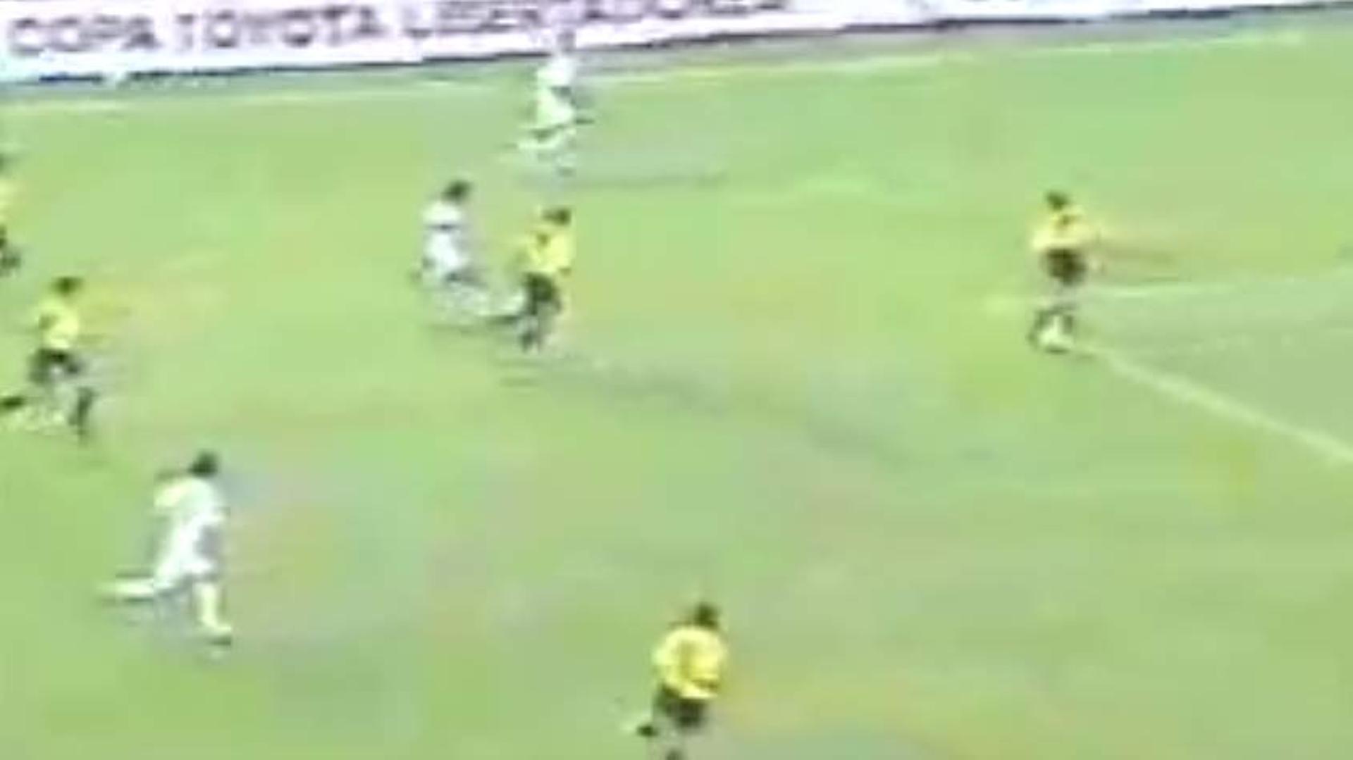 Último confronto: Santos 1 x 0 Barcelona - Copa Libertadores, na Vila Belmiro (11/03/2004)