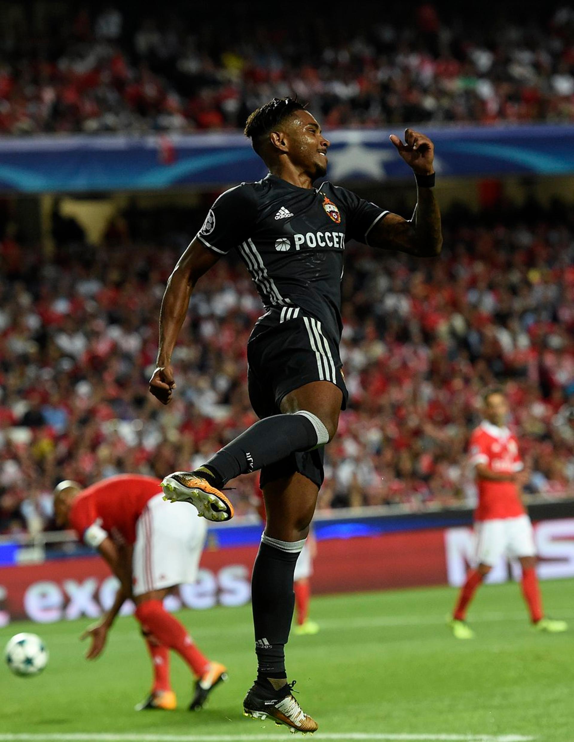 Grupo A - O jovem atacante Vitinho, ex-Botafogo e Internacional, marcou o gol que iniciou a grande virada do CSKA Moscou contra o Benfica, em pelo Estádio da Luz. O time russo venceu por 2 a 1 e é o segundo do grupo.