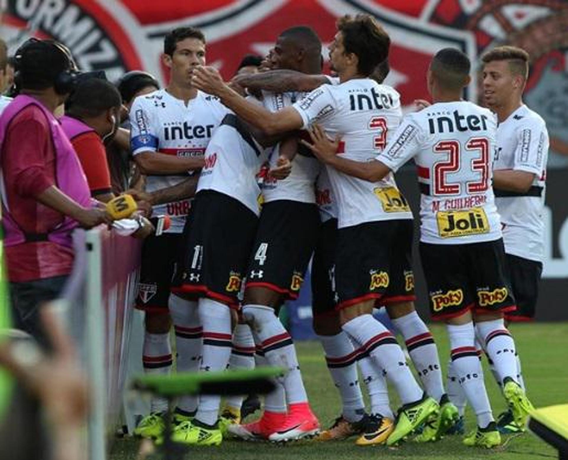 Vitória 1x2 São Paulo