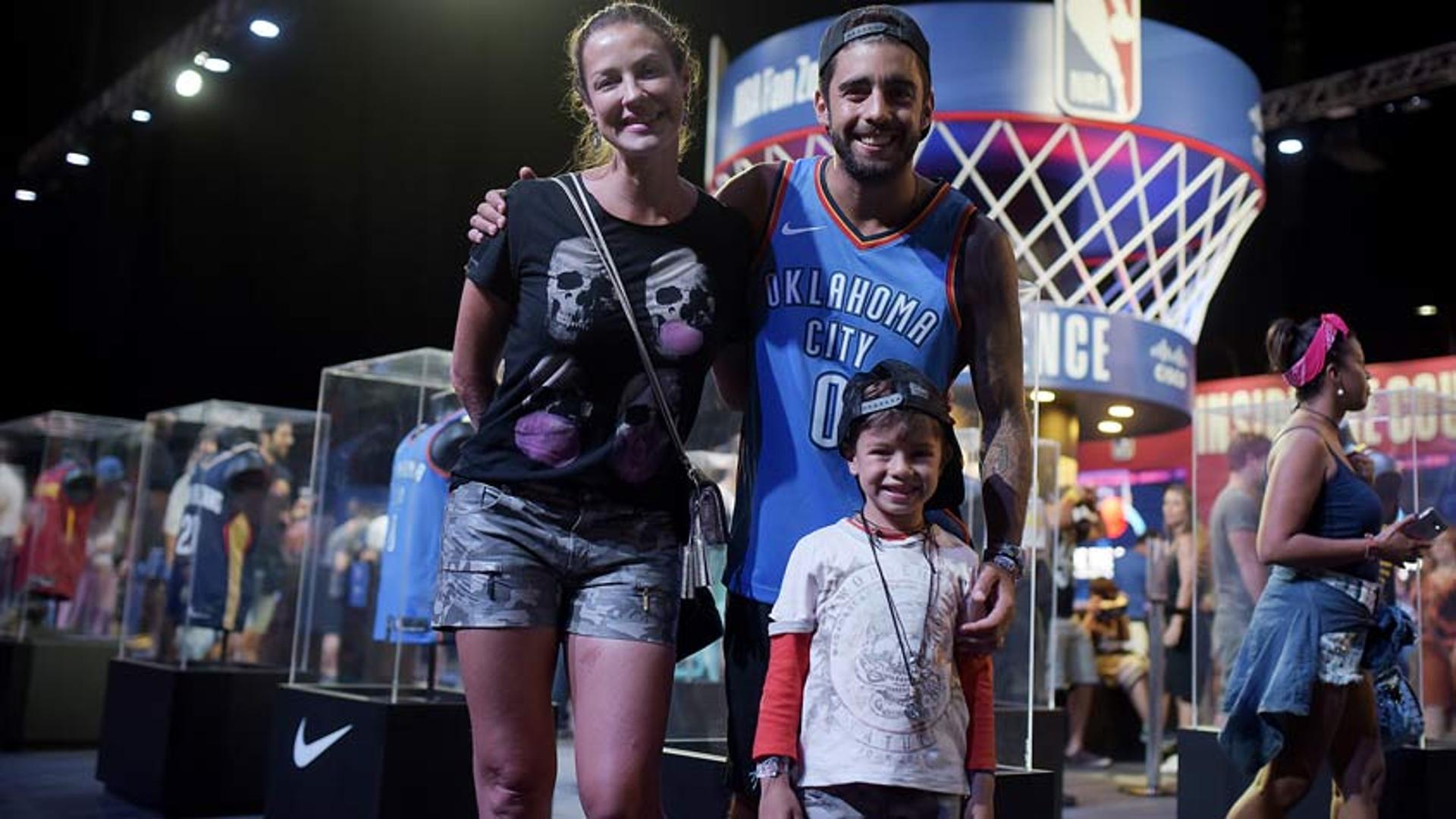 Luana Piovanni e Pedro Scooby levaram o filho Dom para a ação da NBA