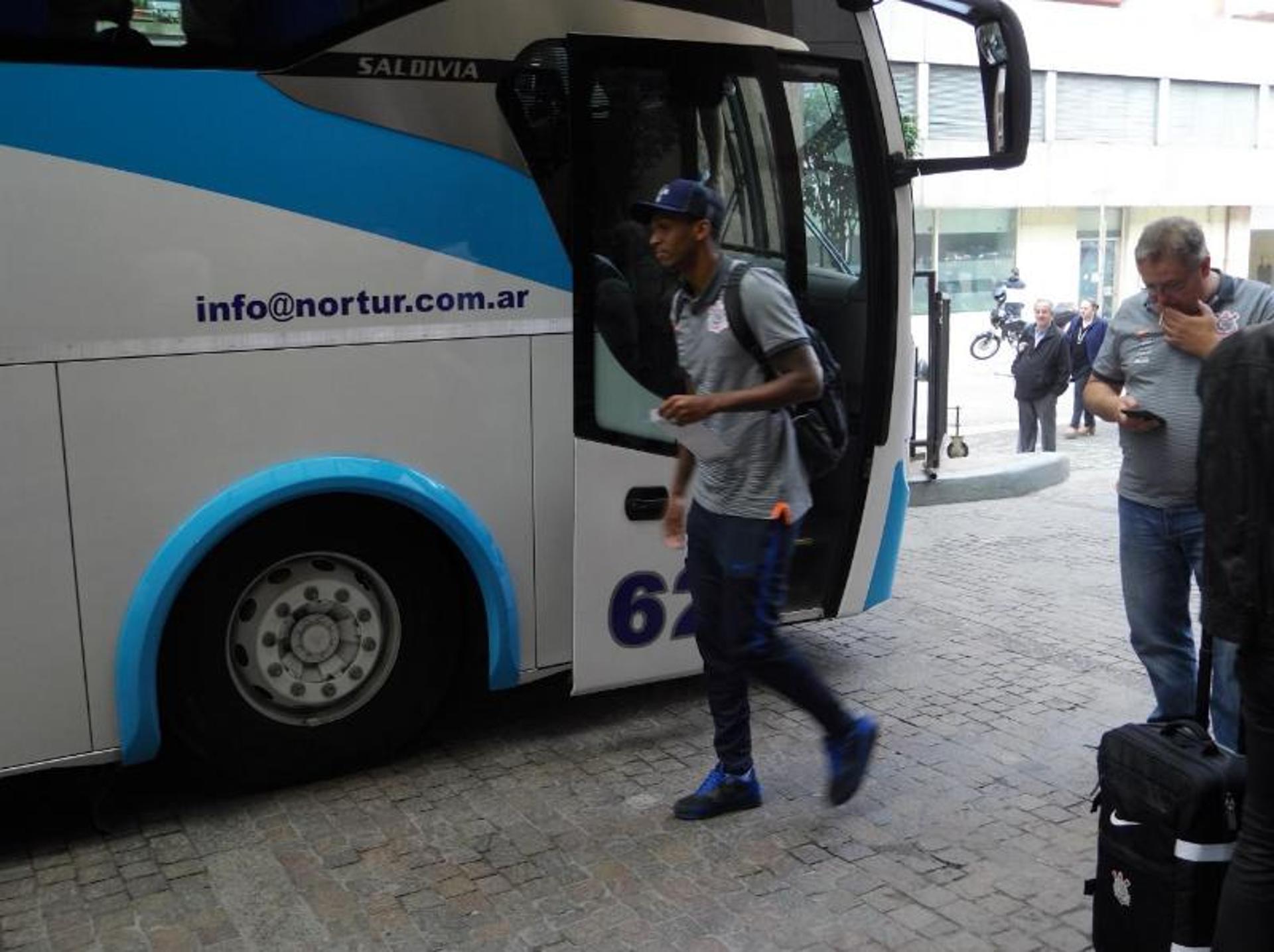 Elenco chegou ao hotel aproximadamente 12h