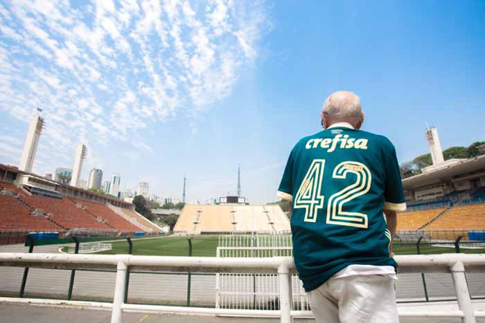 GALERIA: Torcedor que viu 1º jogo do Verdão como Palmeiras volta ao Pacaembu para reviver emoções de partida histórica&nbsp;