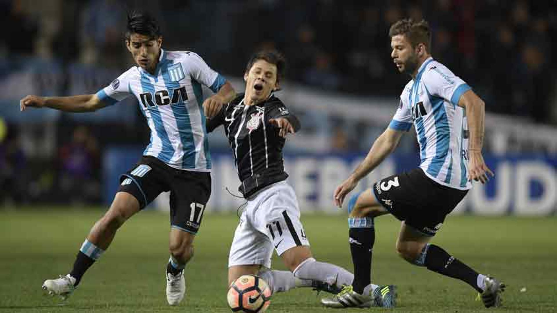 Corinthians, com empates em 1 a 1 (São Paulo) e 0 a 0 (Avellaneda) deu adeus à Copa Sul-Americana nas oitavas de final em 2017. A fase é um trauma na história recente do Timão nos torneios sul-americanos... Foram oito quedas nesta etapa entre Libertadores e Sul-Americana (15 disputas): veja o desempenho do Timão nas Copas pela América do Sul neste século