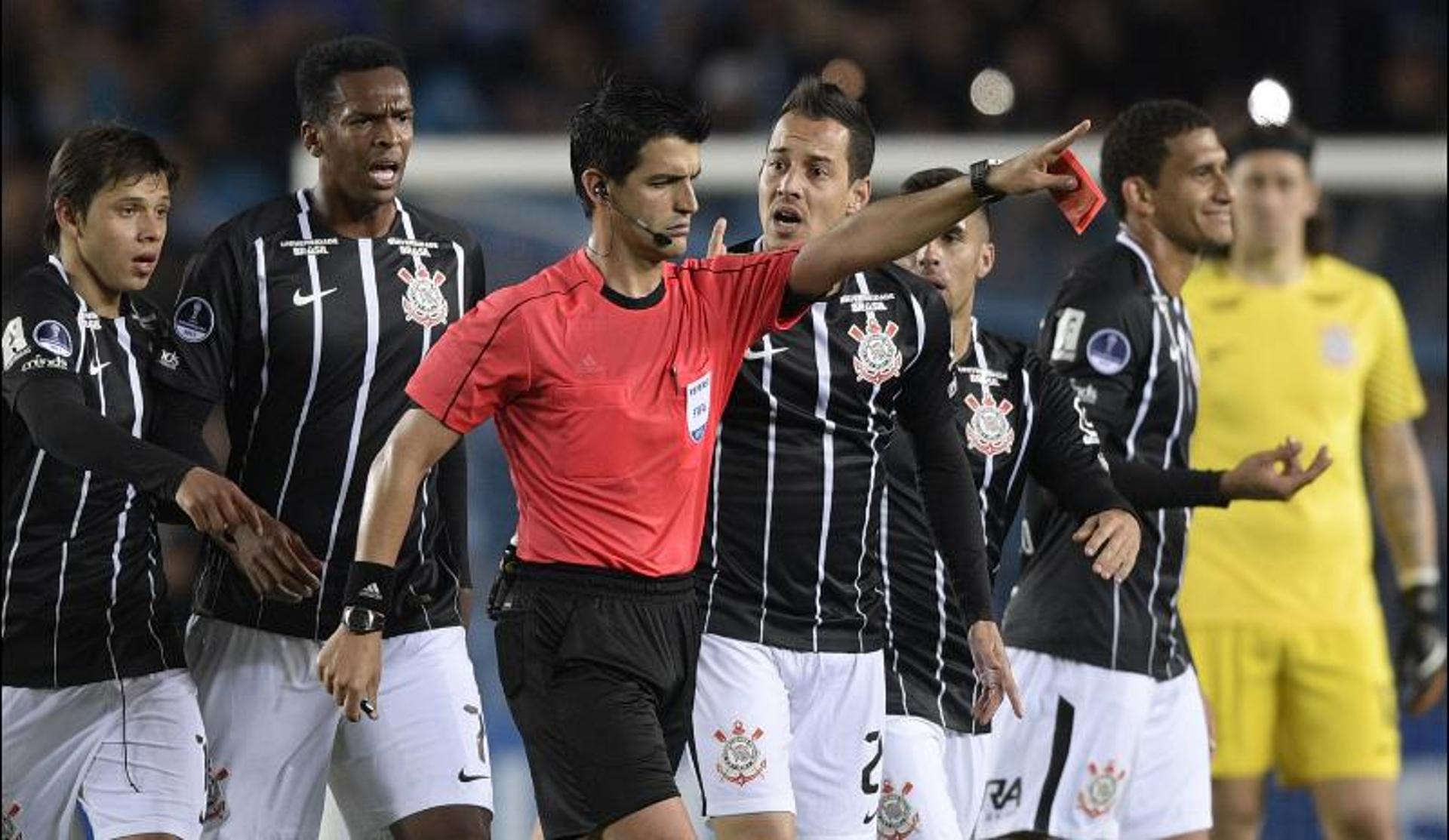 Jogadores reclamaram da arbitragem