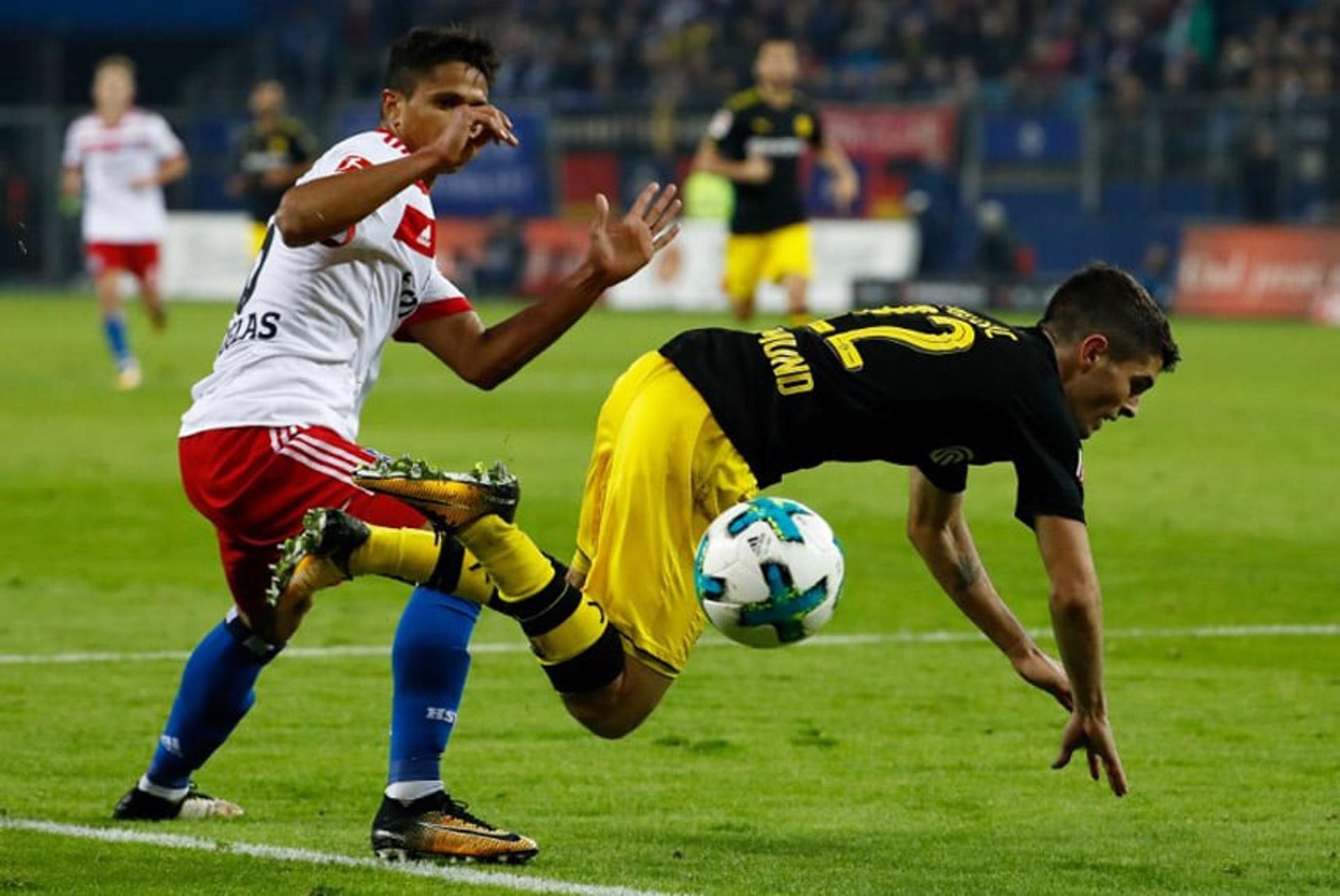 O lateral-esquerdo Douglas Santos, ex-Atlético-MG, não foi bem na derrota do Hamburgo para o Borussia Dortmund. Ele foi substuído no início do segundo tempo