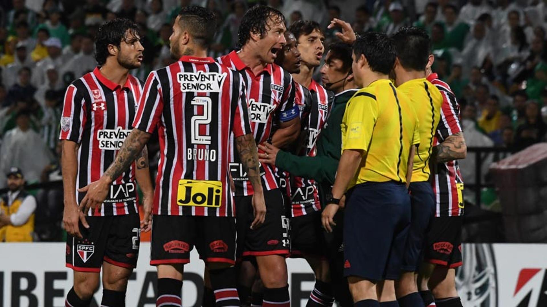 Lugano e Wesley perderam a cabeça no jogo de volta das semifinais da Libertadores de 2016 e foram expulsos após a marcação de um pênalti na derrota de 2 a 1 para o Atlético Nacional da Colômbia