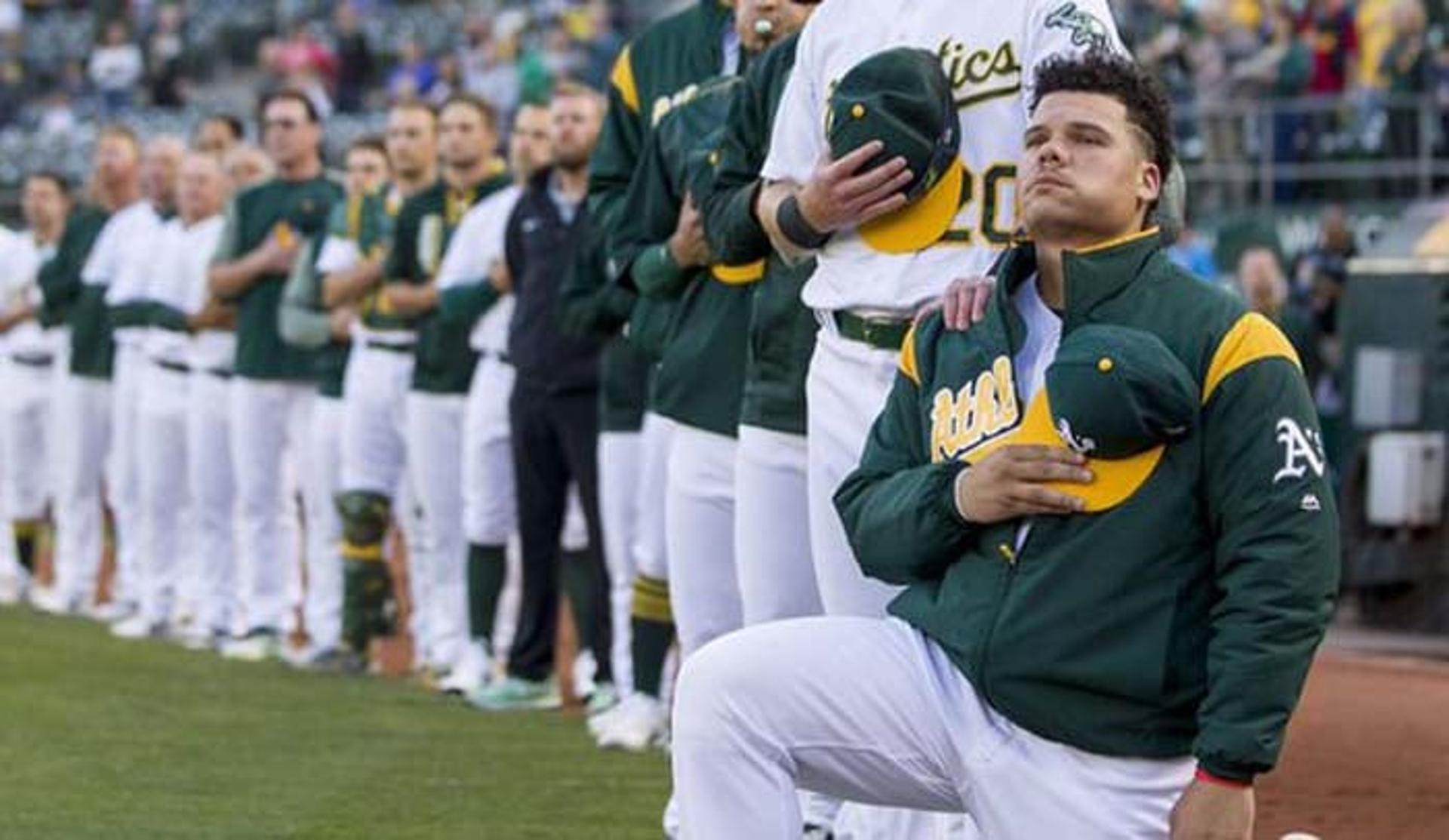 NFL - Bruce Maxwell protestou antes da partida entre Oakland A's e Texas Rangers